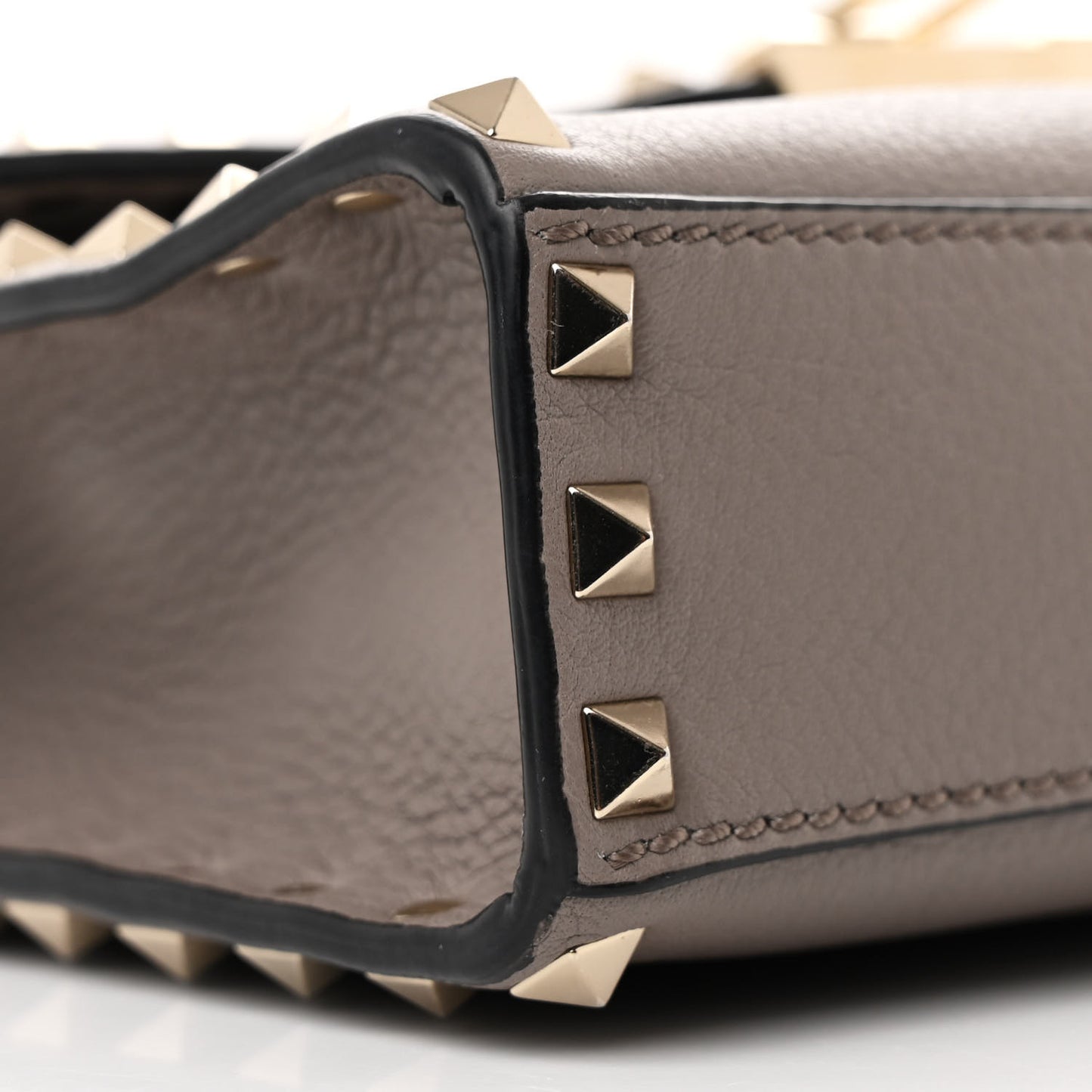 Pebbled Calfskin Medium Rockstud Flip Lock Crossbody Bag Poudre