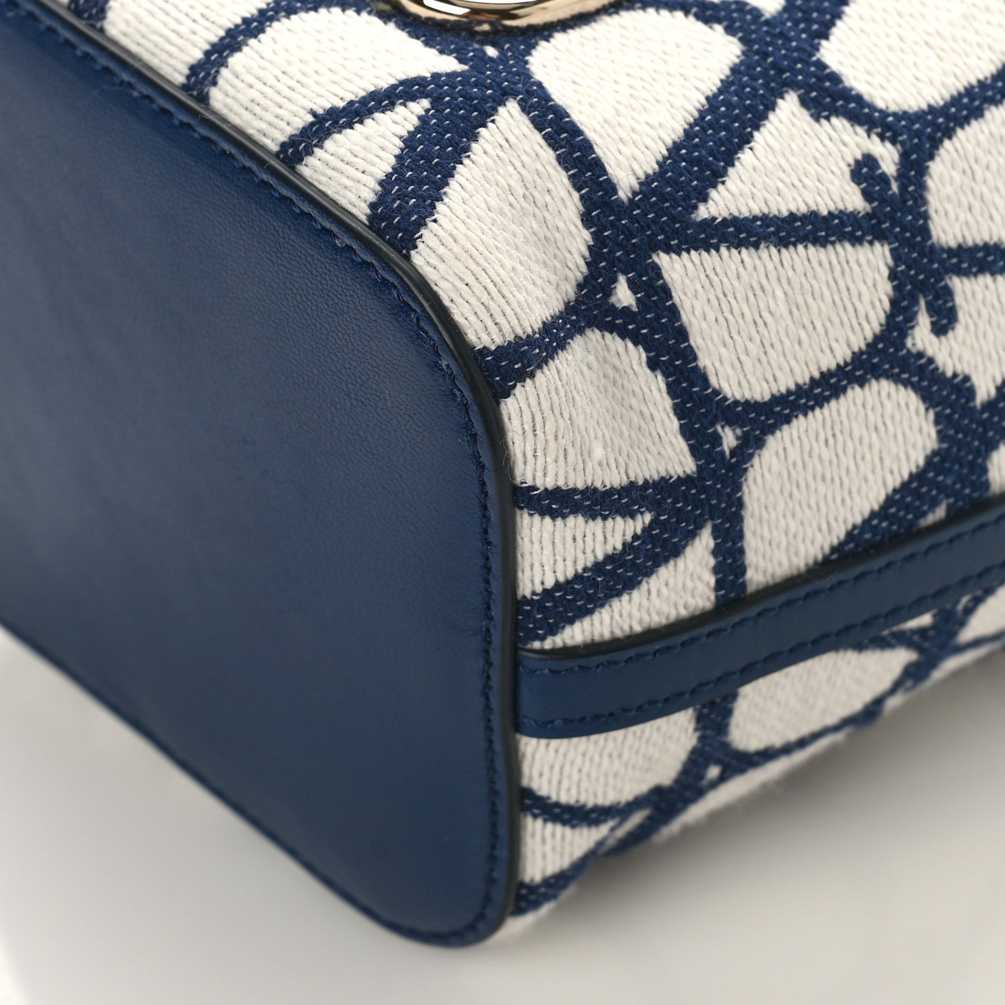 Toile Iconographe Nappa Mini Vlogo Signature Bucket Bag White Worker