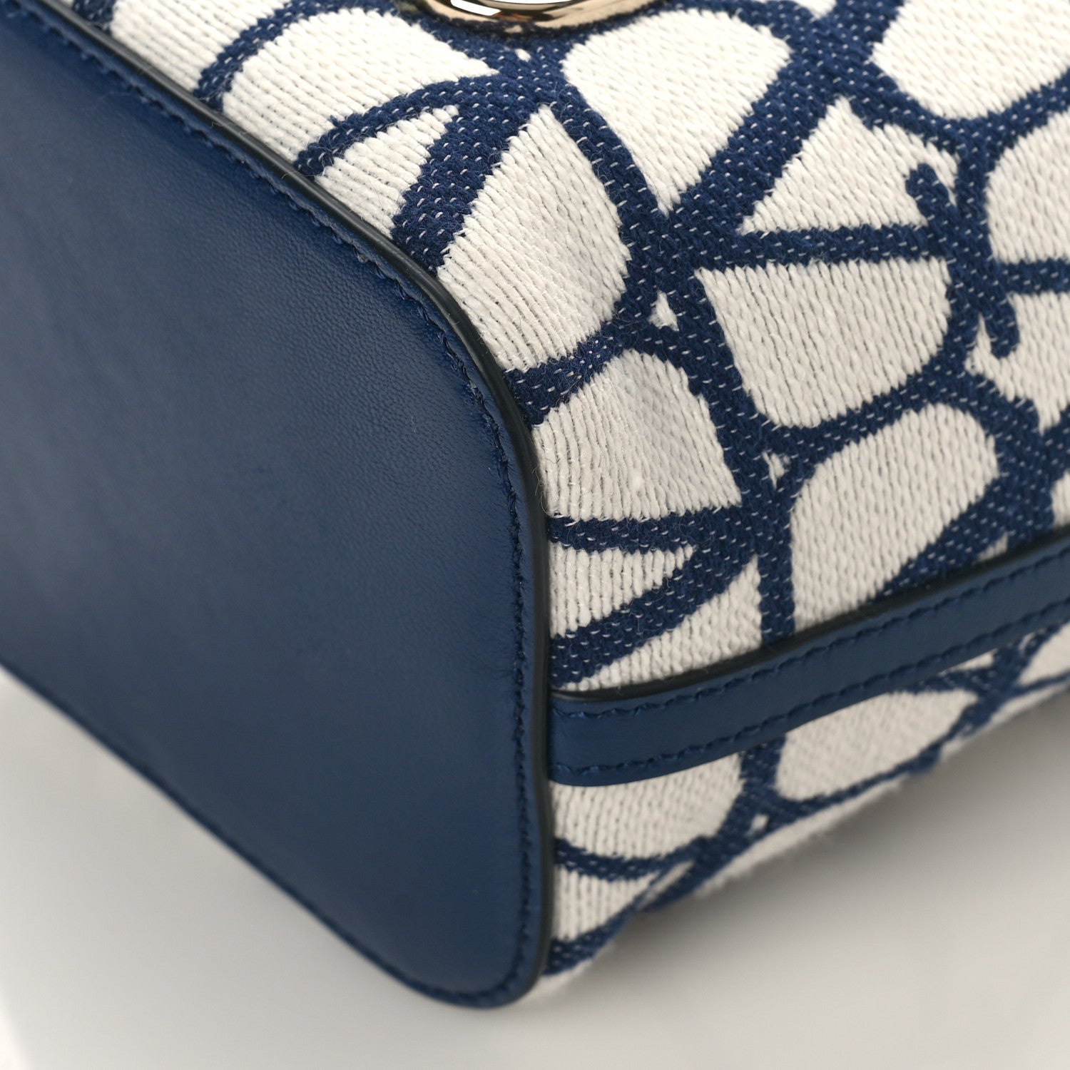 Valentino Garavani Toile Iconographe Nappa Mini Vlogo Signature Bucket Bag White Worker 8 of 8