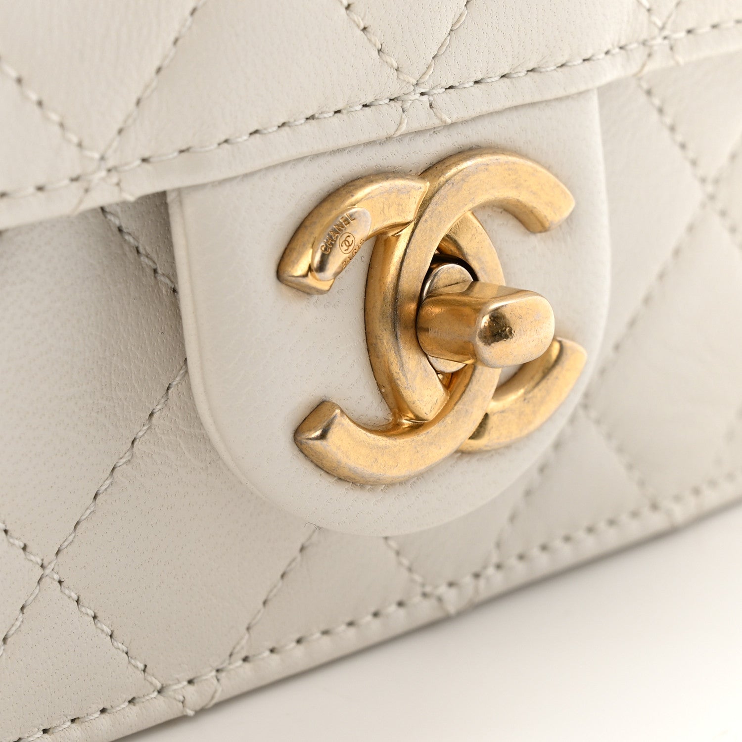 CHANEL ホワイトレザー キルティングバッグ Chanel White Quilted Lambskin Leather Tassel Camera Shoulder Bag