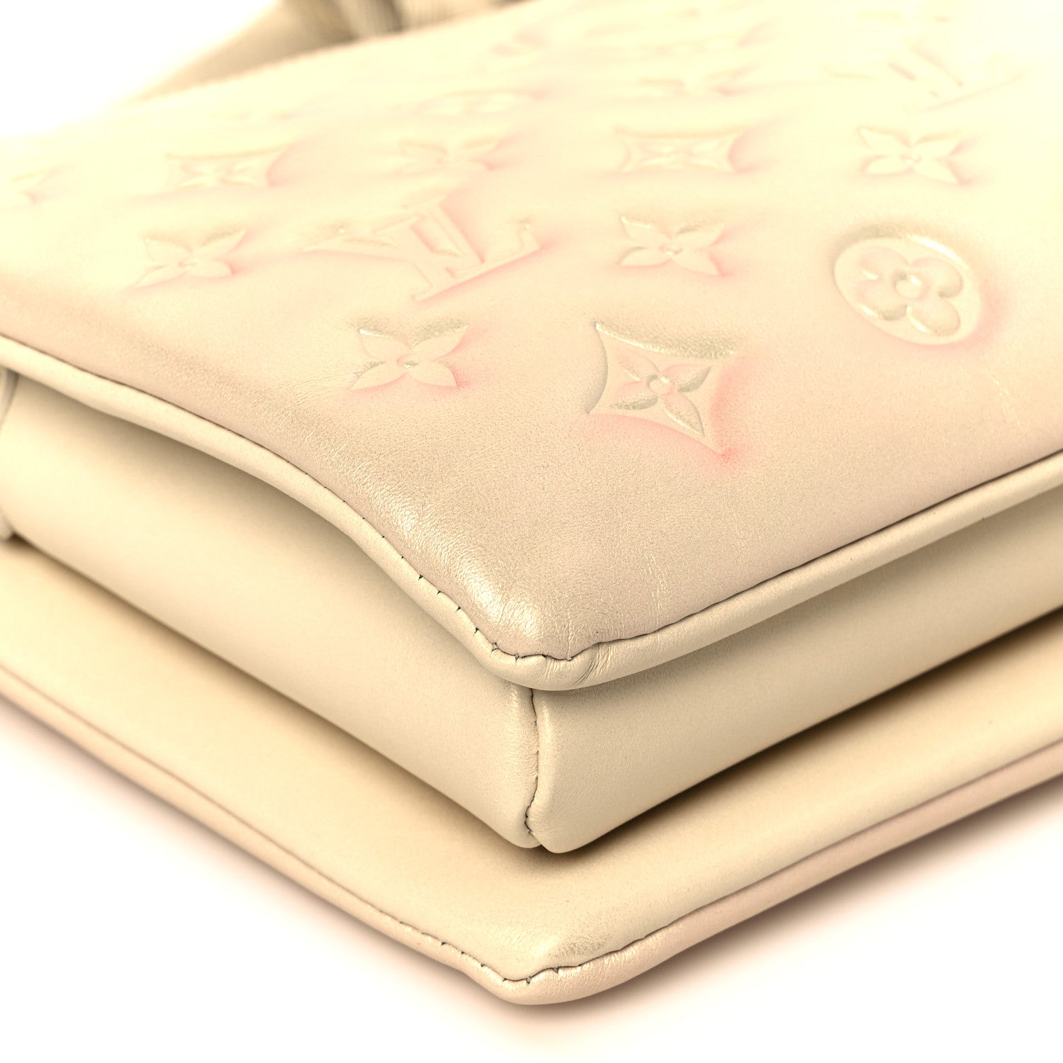 Louis Vuitton エンボス クッション クリーム色 Louis Vuitton Pearlescent Lambskin Embossed Monogram Coussin PM