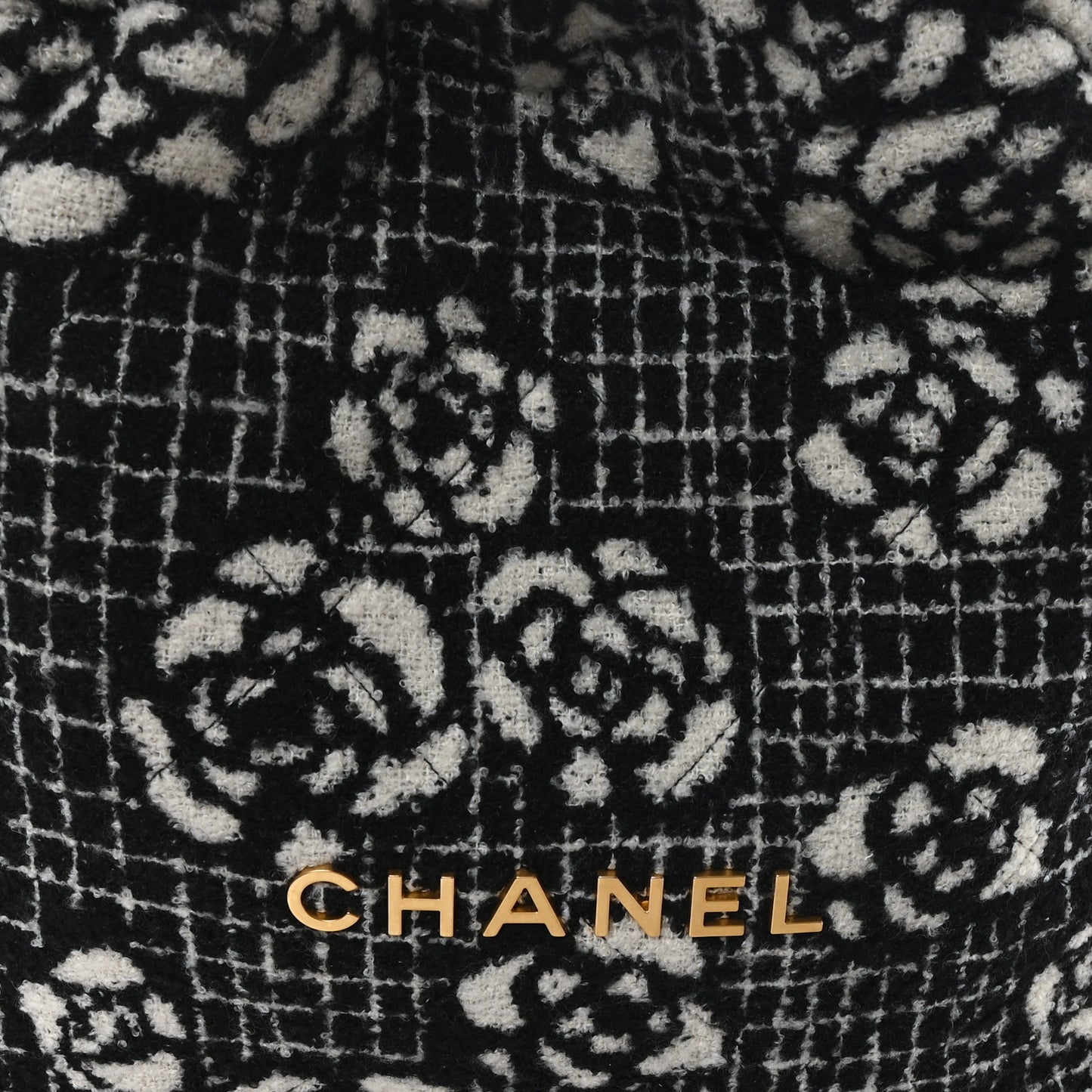 Cashmere Quilted Camellia Chanel 22 Black White