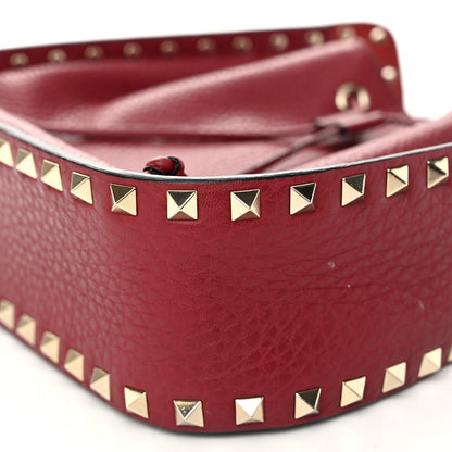 Valentino Garavani Grained Calfskin Rockstud Bucket Bag Rubino 9 of 12