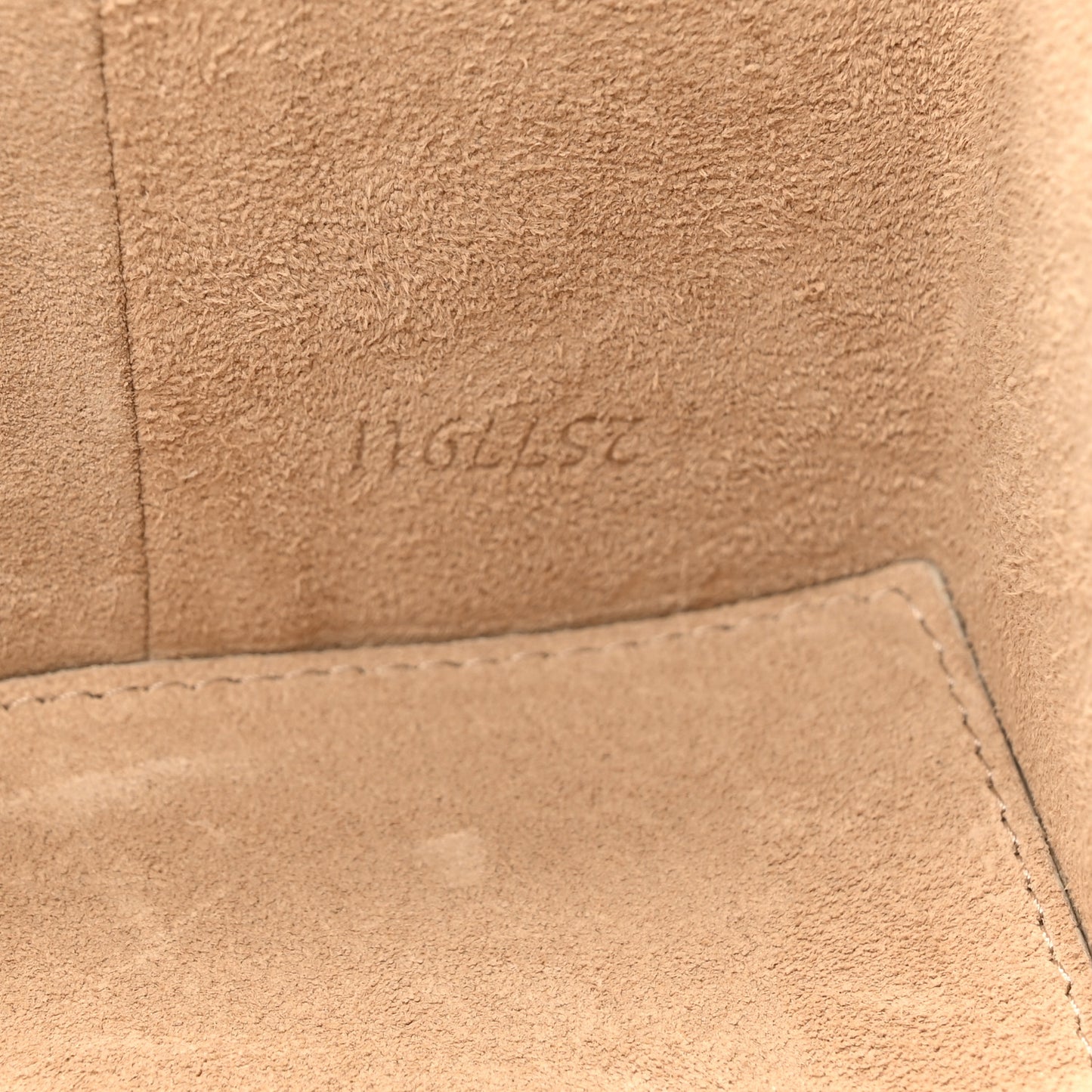 Shiny Goatskin Cub Vanity Bag Ivorie