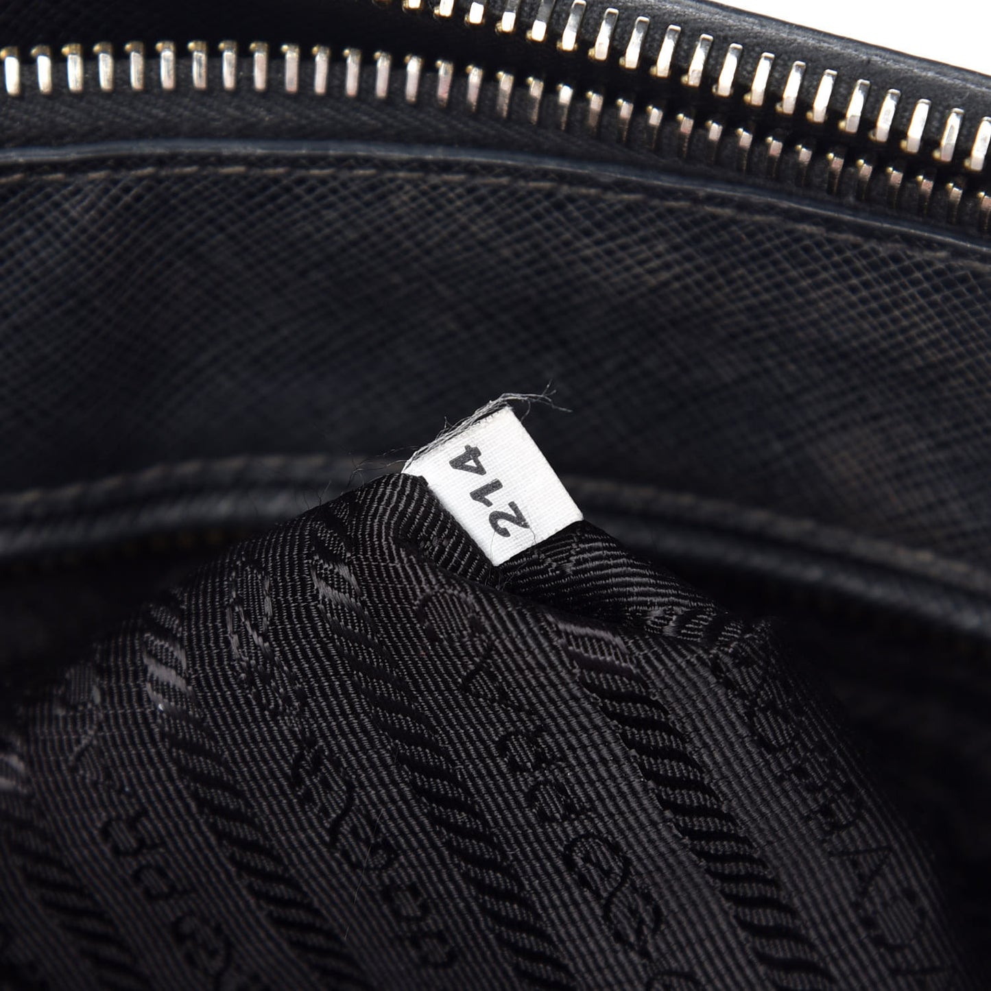 Saffiano Medium Galleria Double Zip Tote Black
