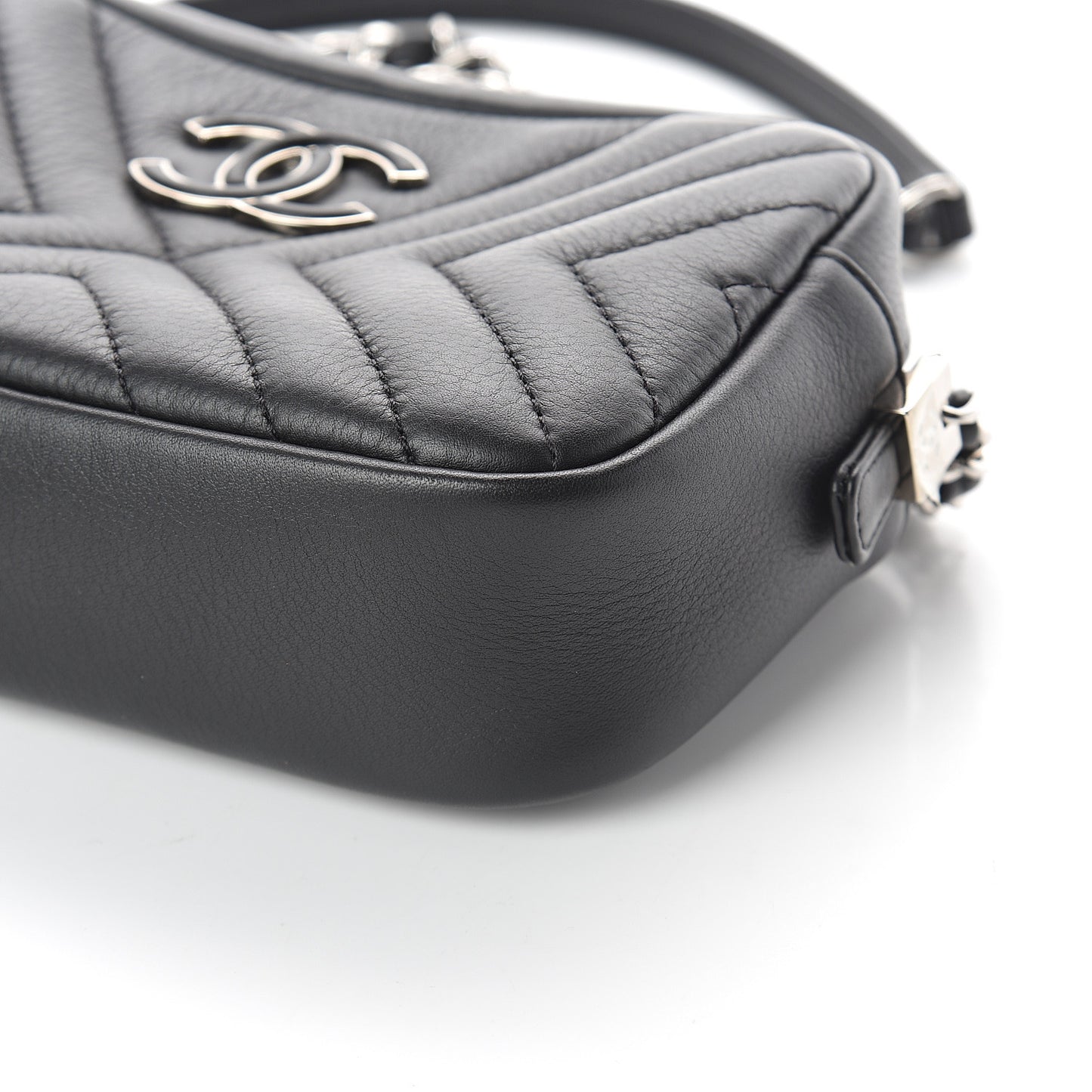 Calfskin Diagonal Chevron Quilted Tassel Camera Case Black