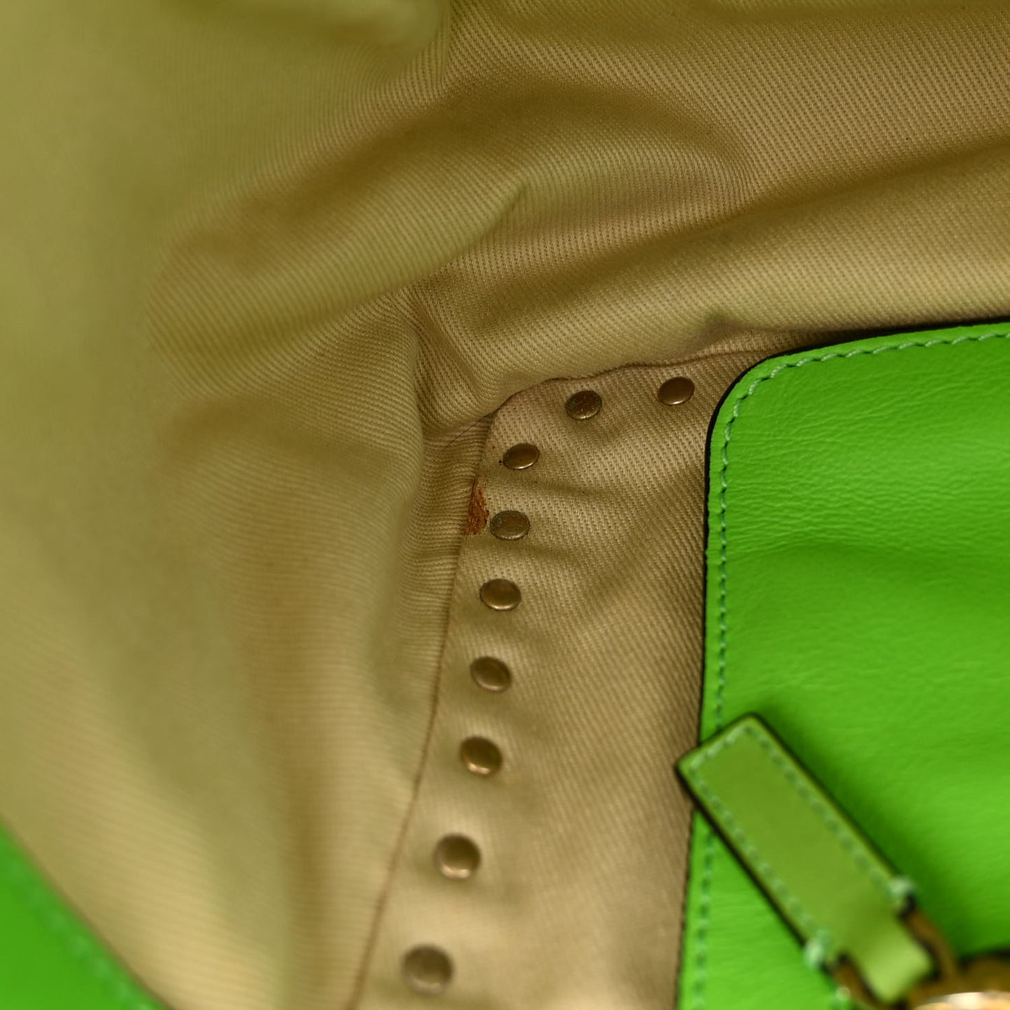 Vitello Small Rockstud Tote Green Fluo