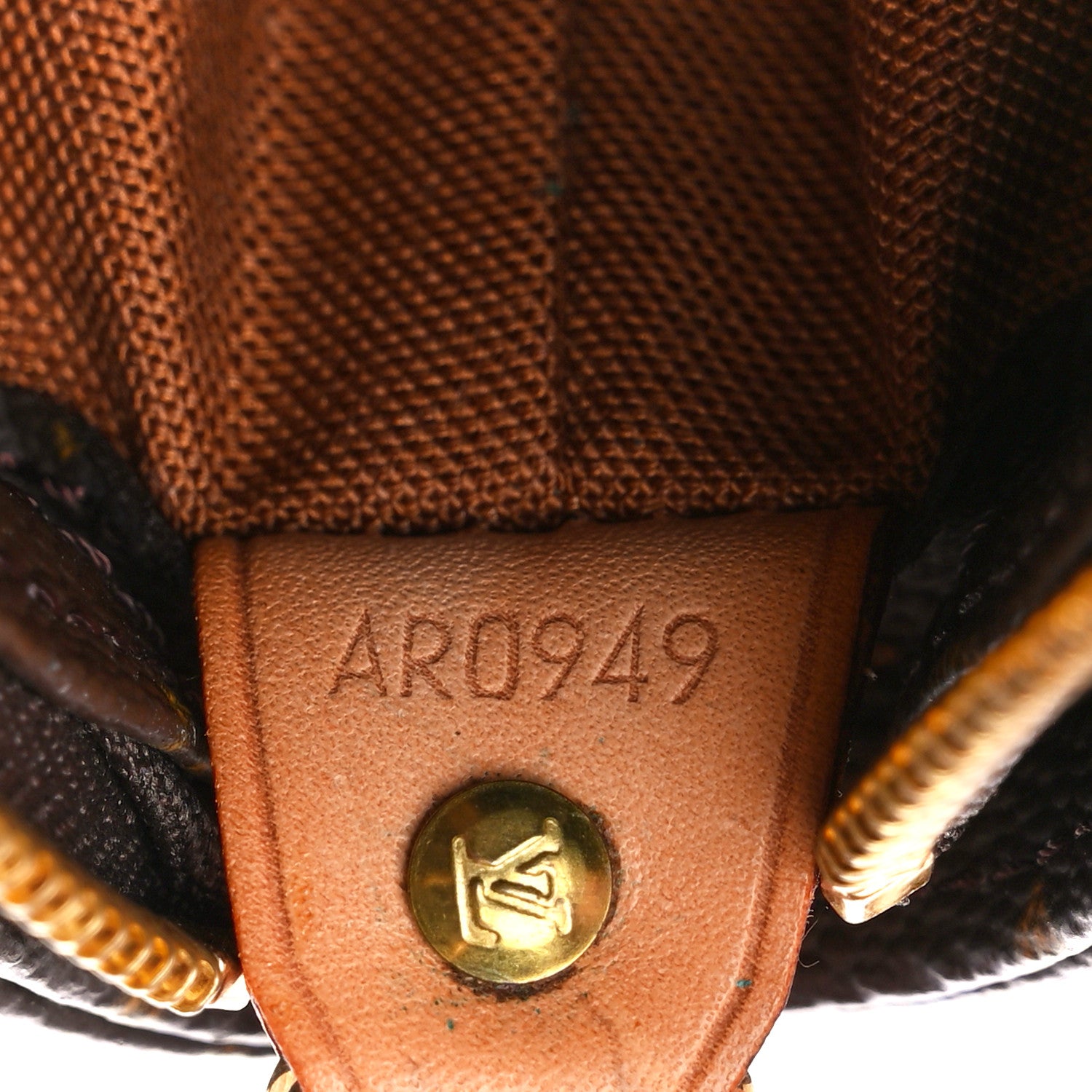 Louis Vuitton Monogram Cabas Mezzo 8 of 11