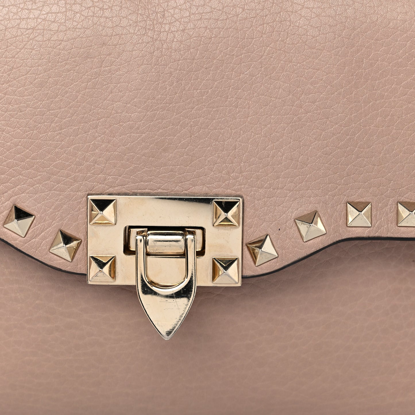 Pebbled Calfskin Medium Rockstud Flip Lock Crossbody Bag Poudre