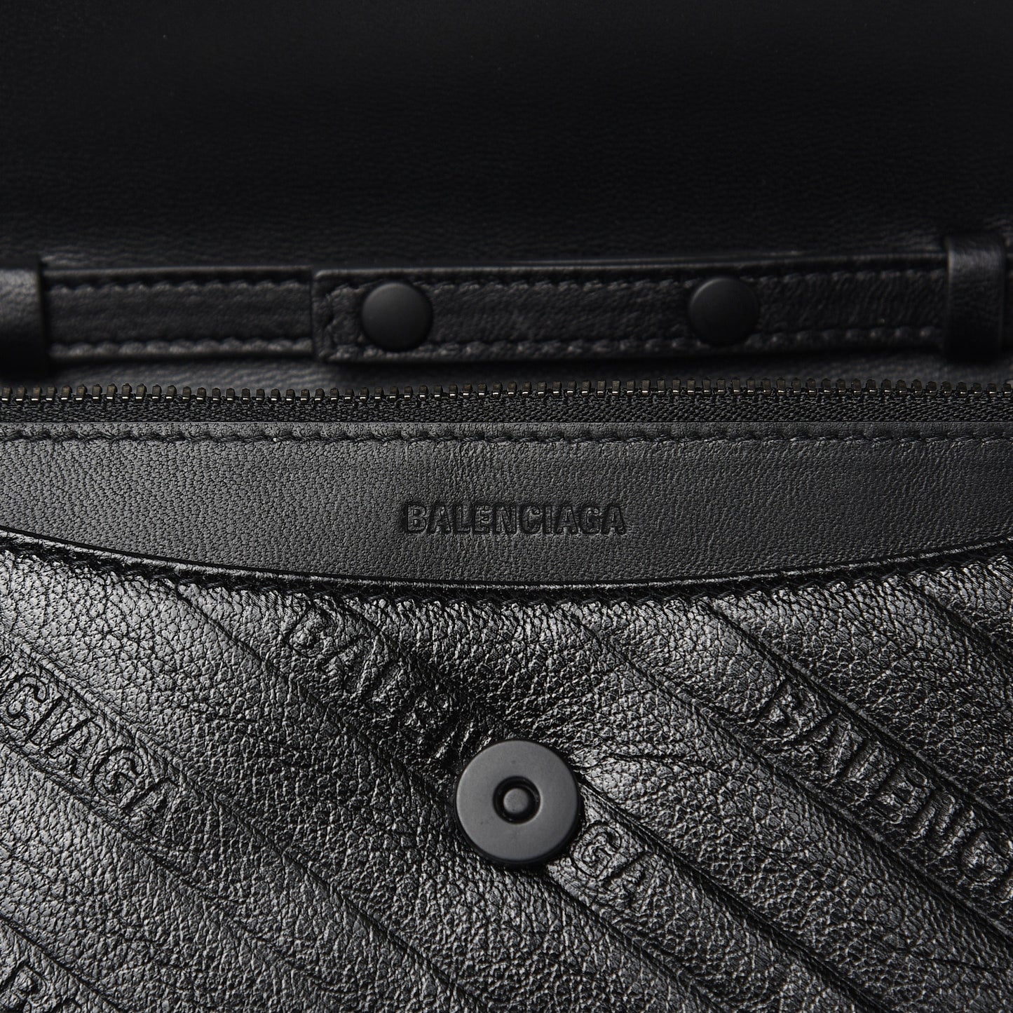 Shiny Goatskin Logo Embossed Monochrome BB Wallet On Chain Black