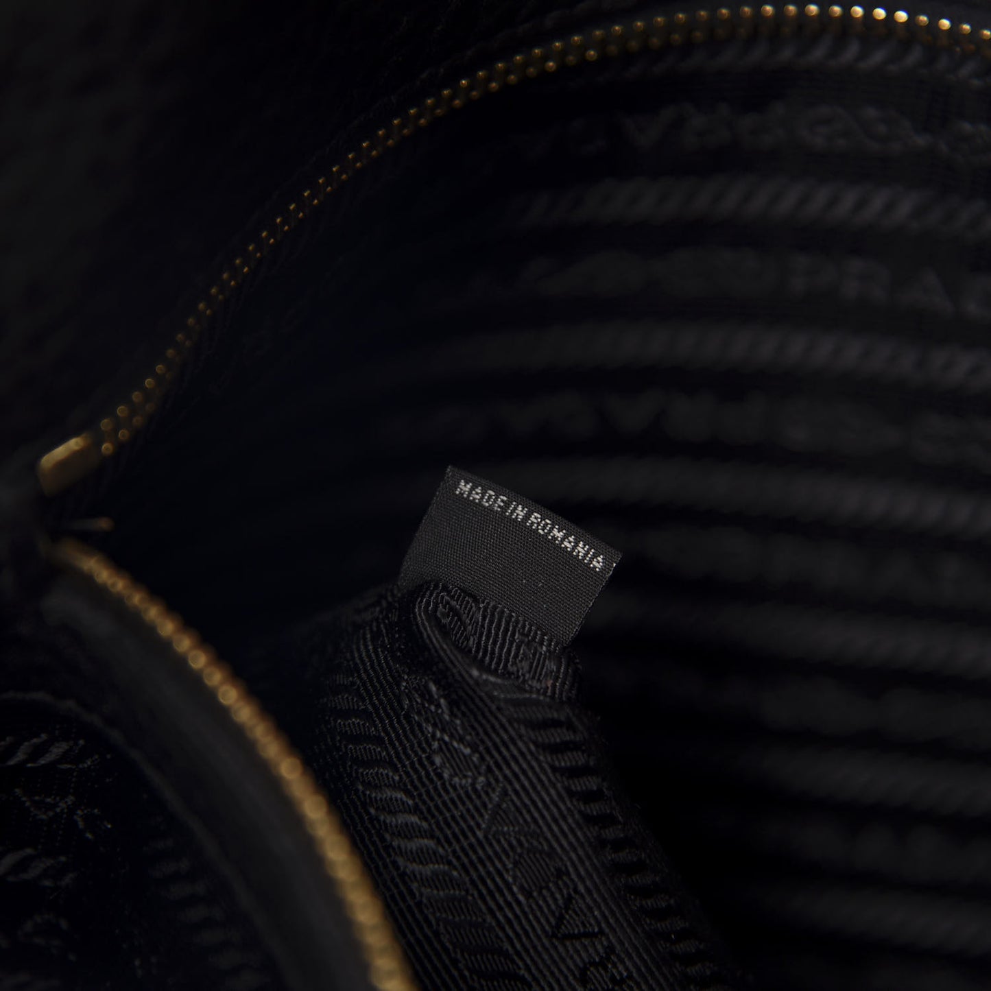 Vitello Daino Side Zip Tote Black