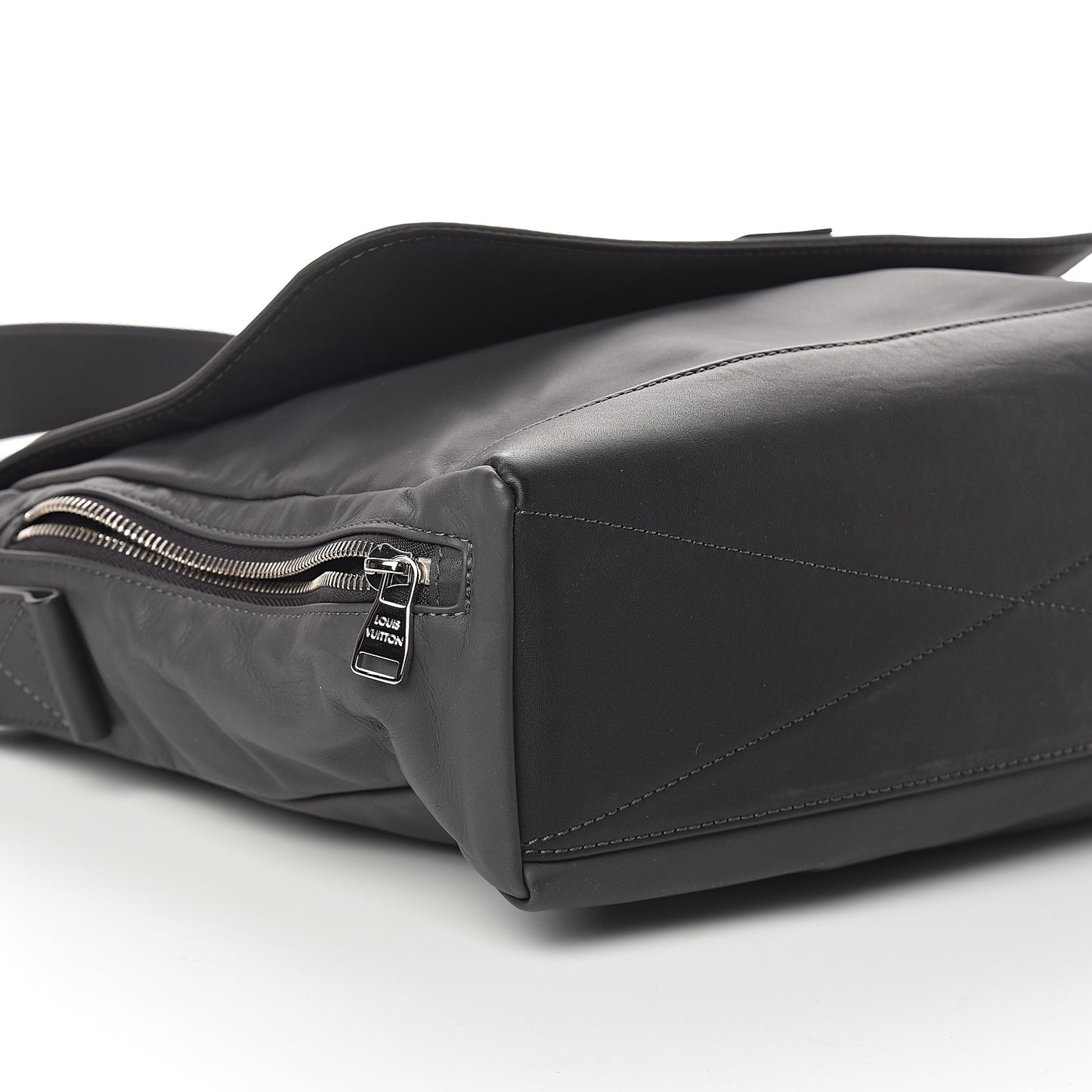 Calfskin Cross V Messenger Asphalt