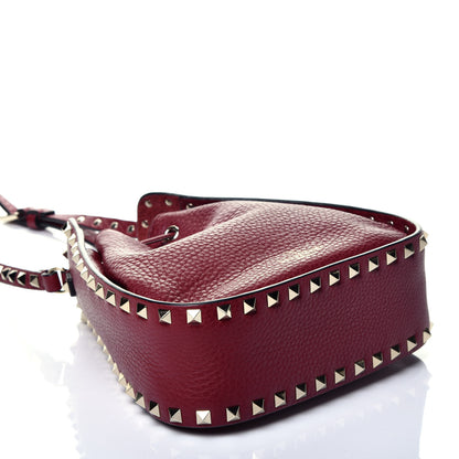 Valentino Garavani Grained Calfskin Rockstud Bucket Bag Rubino 4 of 9