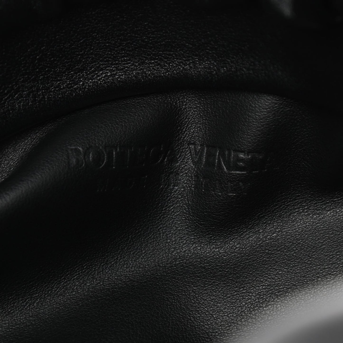 Calfskin The Pouch Chain Black