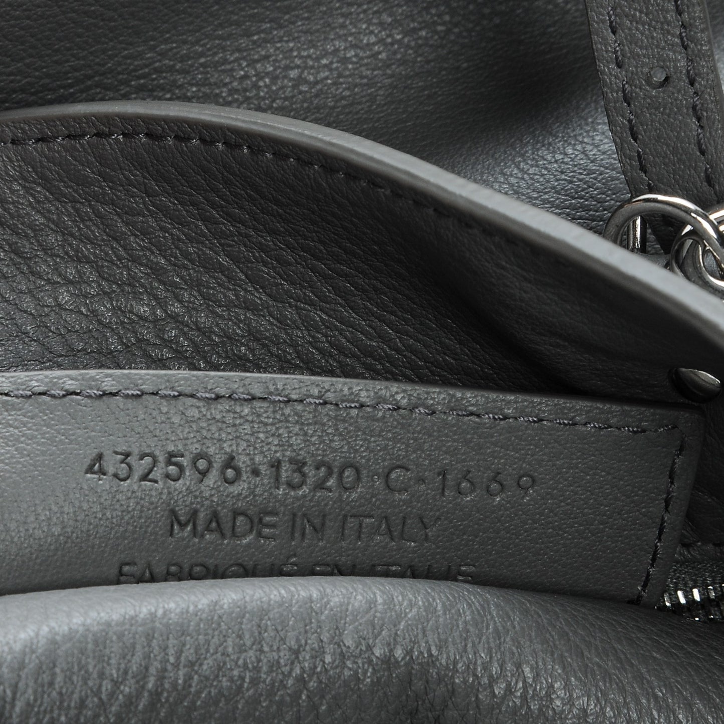 Veau Papier B4 Zip Around Tote Gris Acier