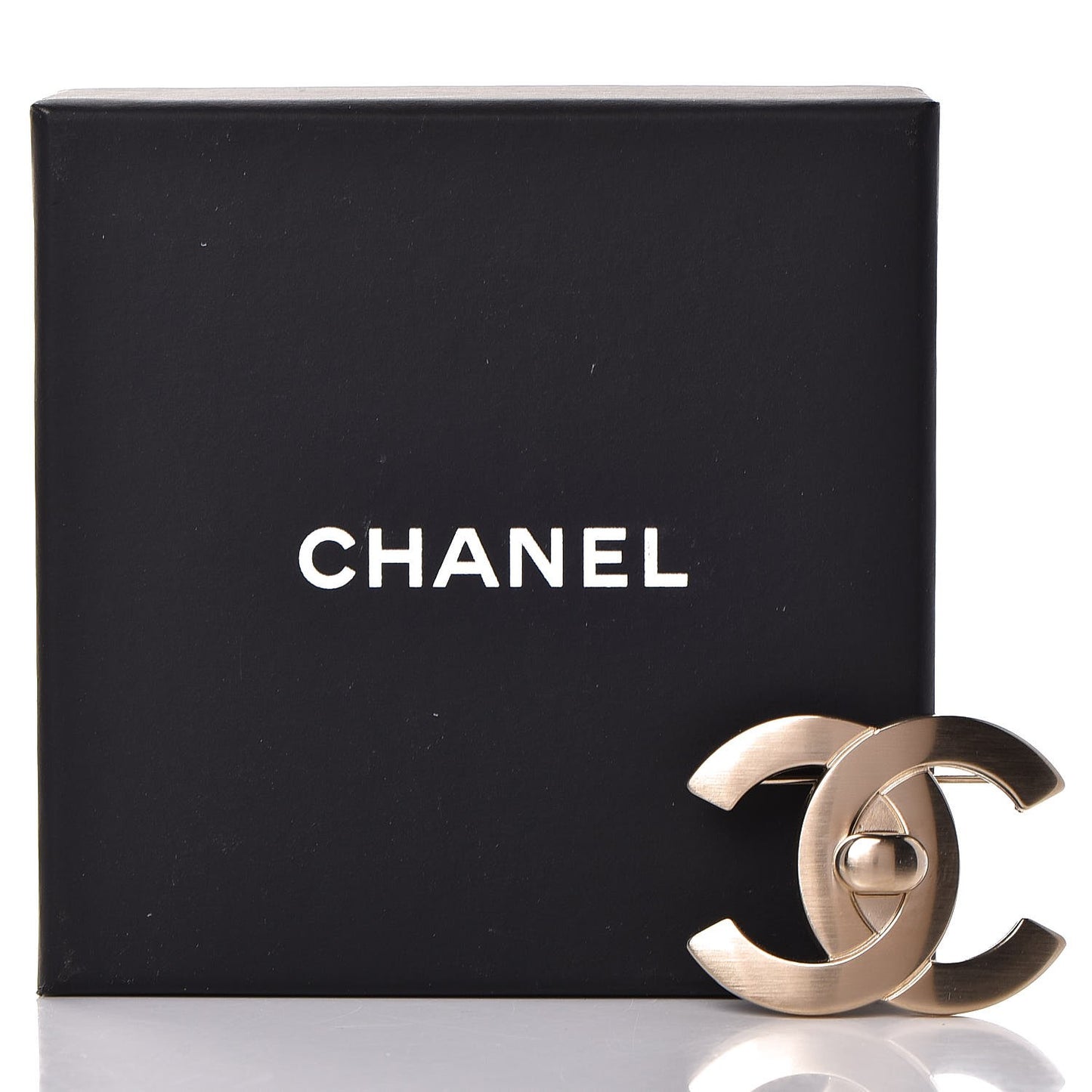 CC Turnlock Brooch Gold