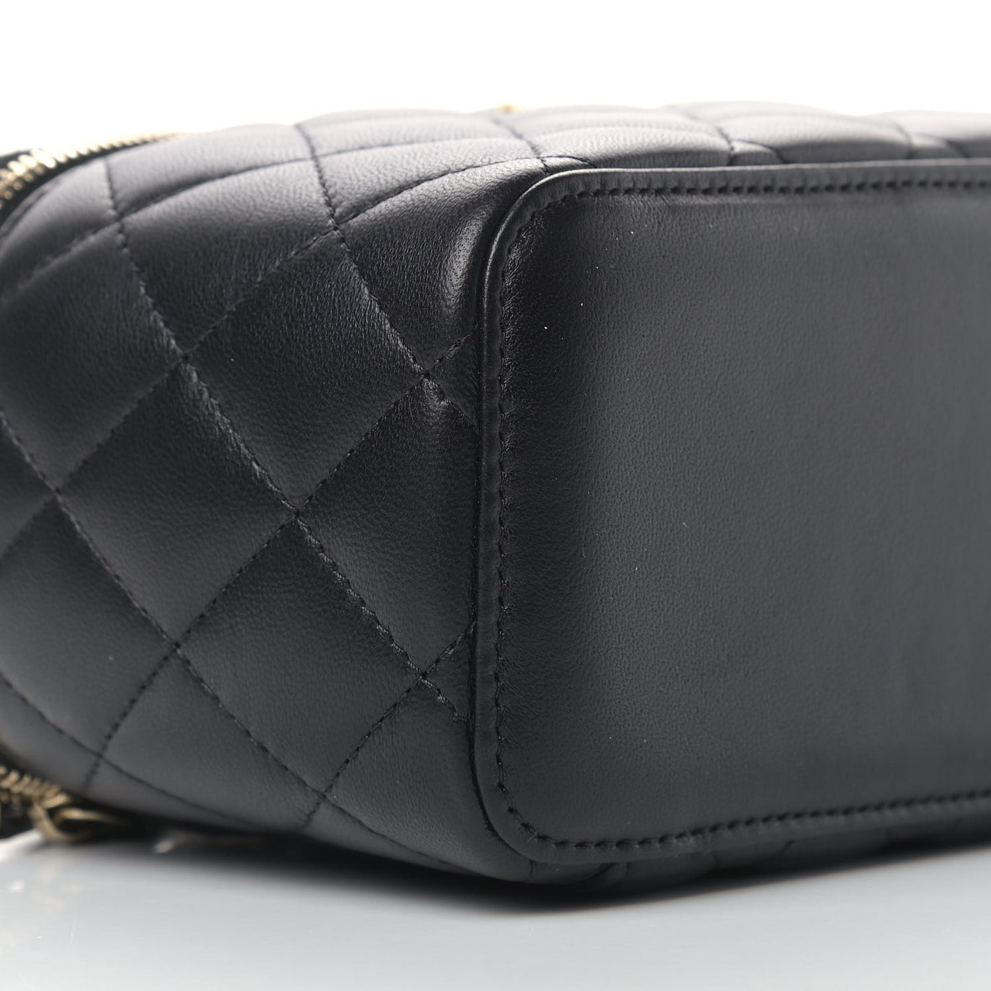 Lambskin Quilted Pearl Crush Small Vanity Case With Chain Black