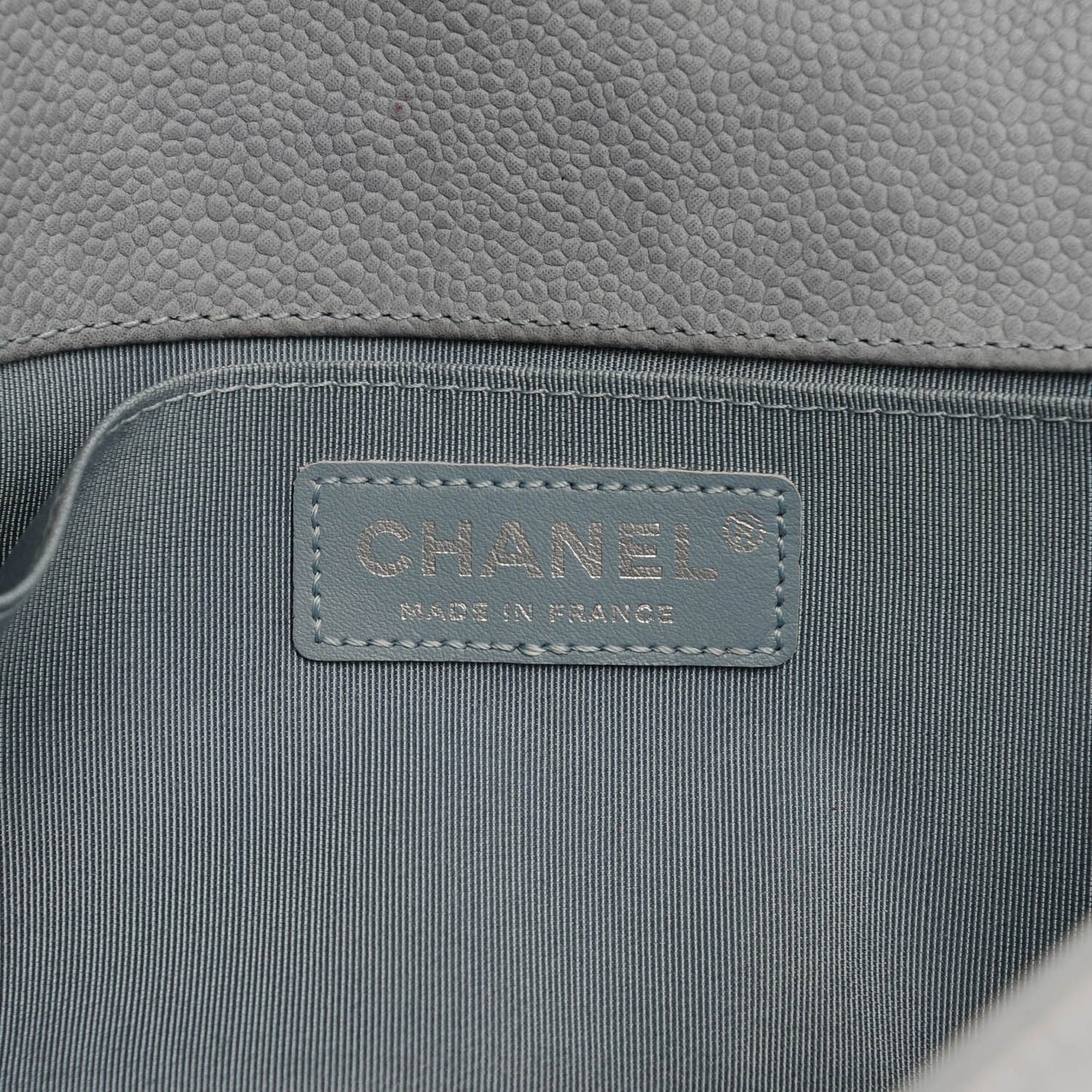 Iridescent Caviar Quilted Medium Boy Flap Light Grey