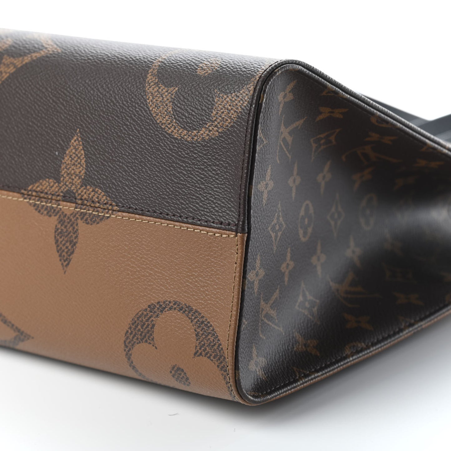 Reverse Monogram Giant Onthego MM