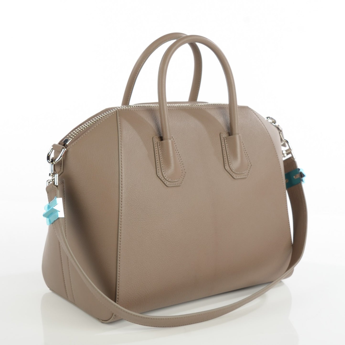 Sugar Goatskin Medium Antigona Sand