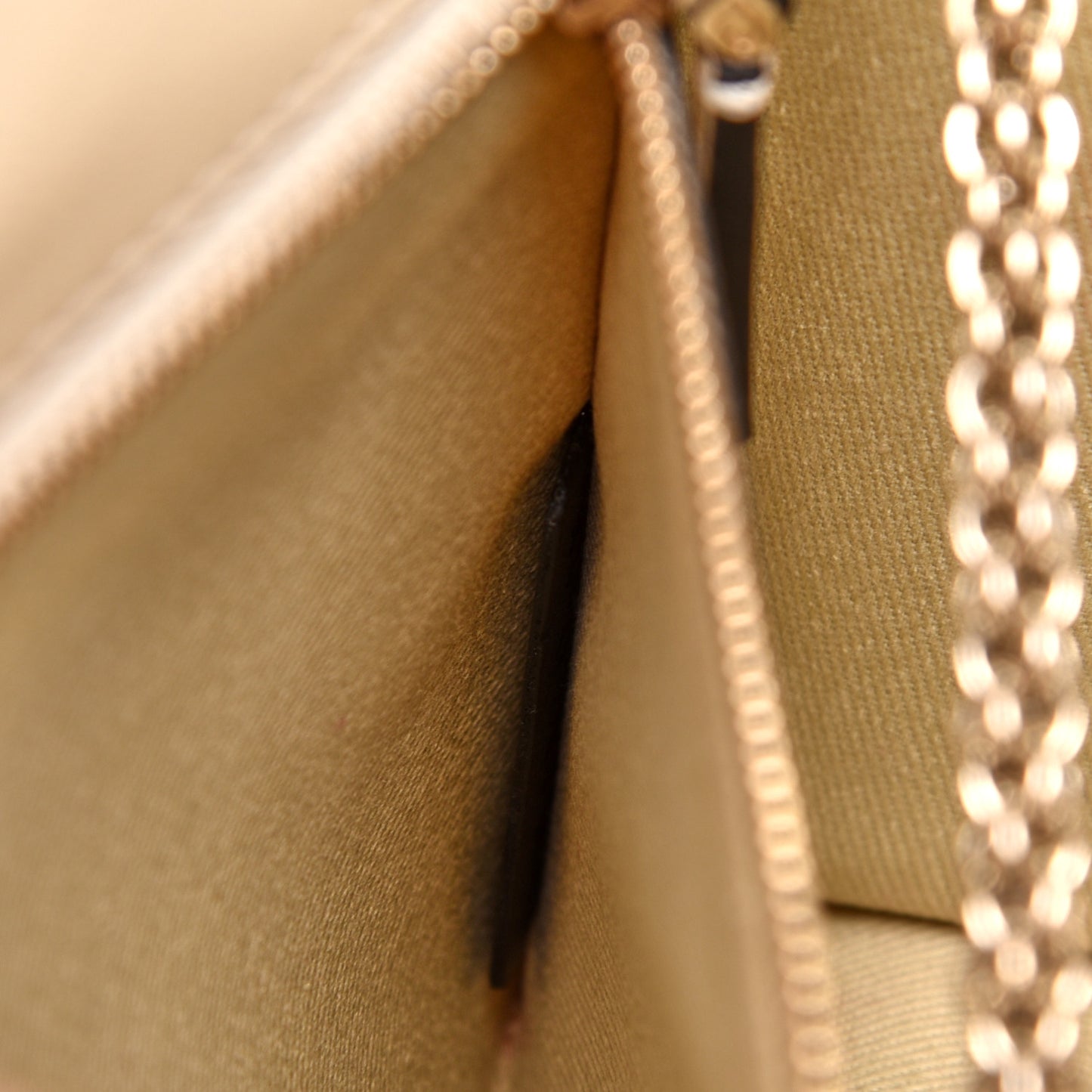 Vitello Medium Glam Lock Rockstud Flap Fuxia Fluo Light Ivory