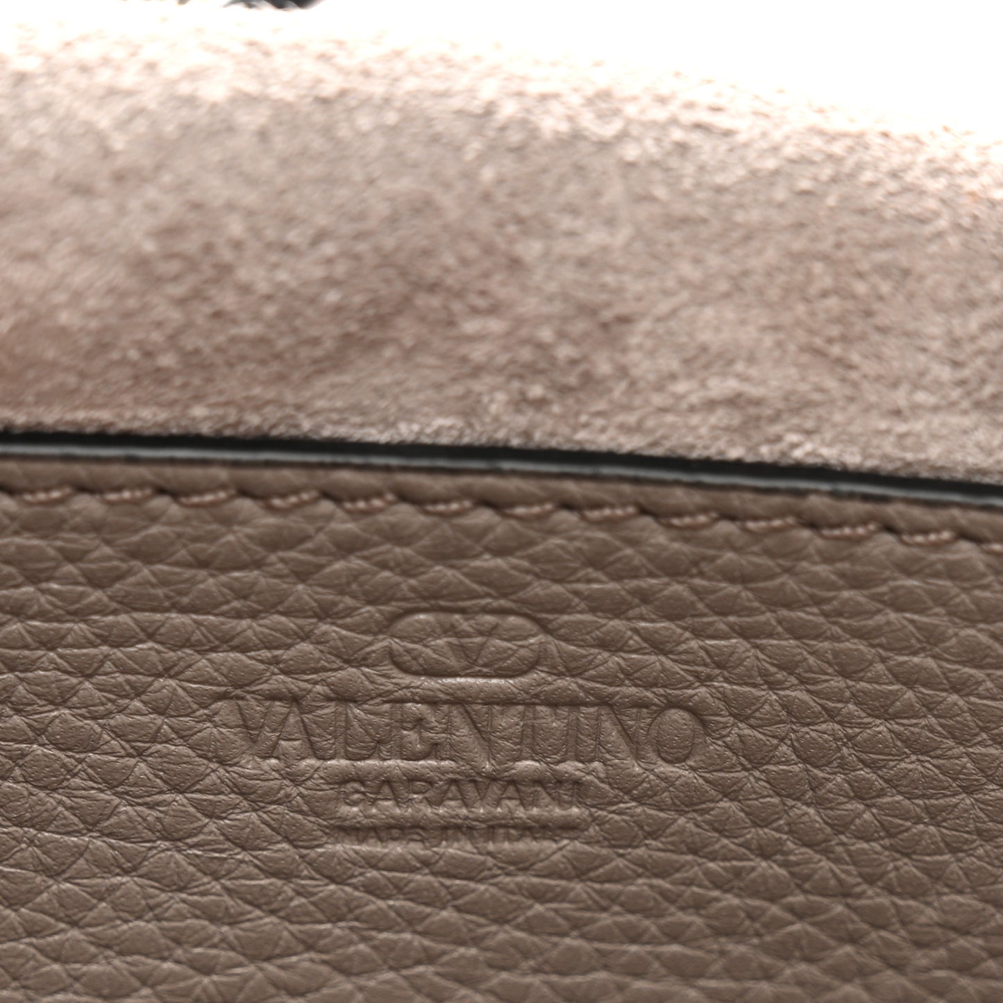 Pebbled Calfskin Medium Rockstud Flip Lock Crossbody Bag Poudre