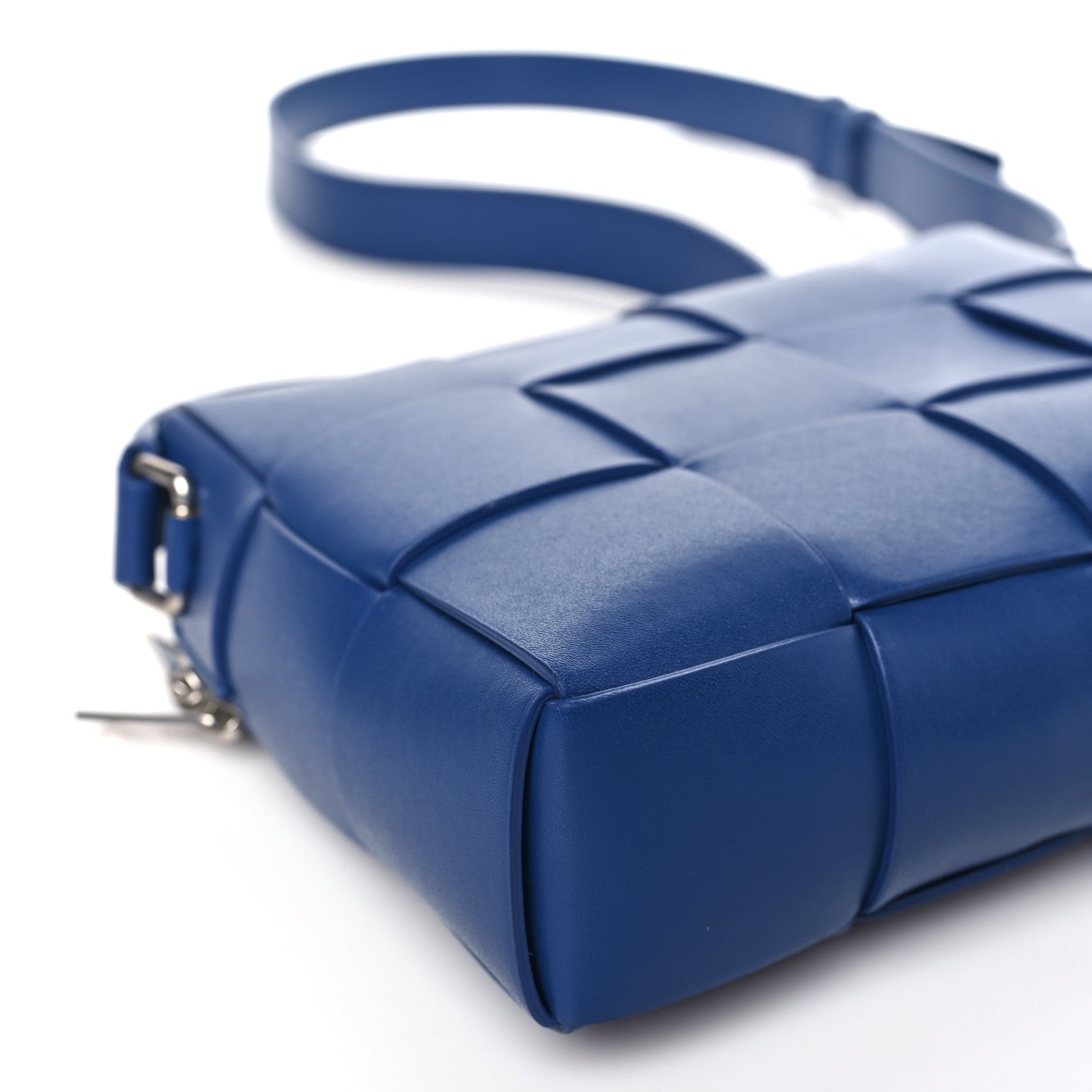 Bottega Veneta Calfskin Maxi Intrecciato Cassette Camera Bag Cruise 7 of 8