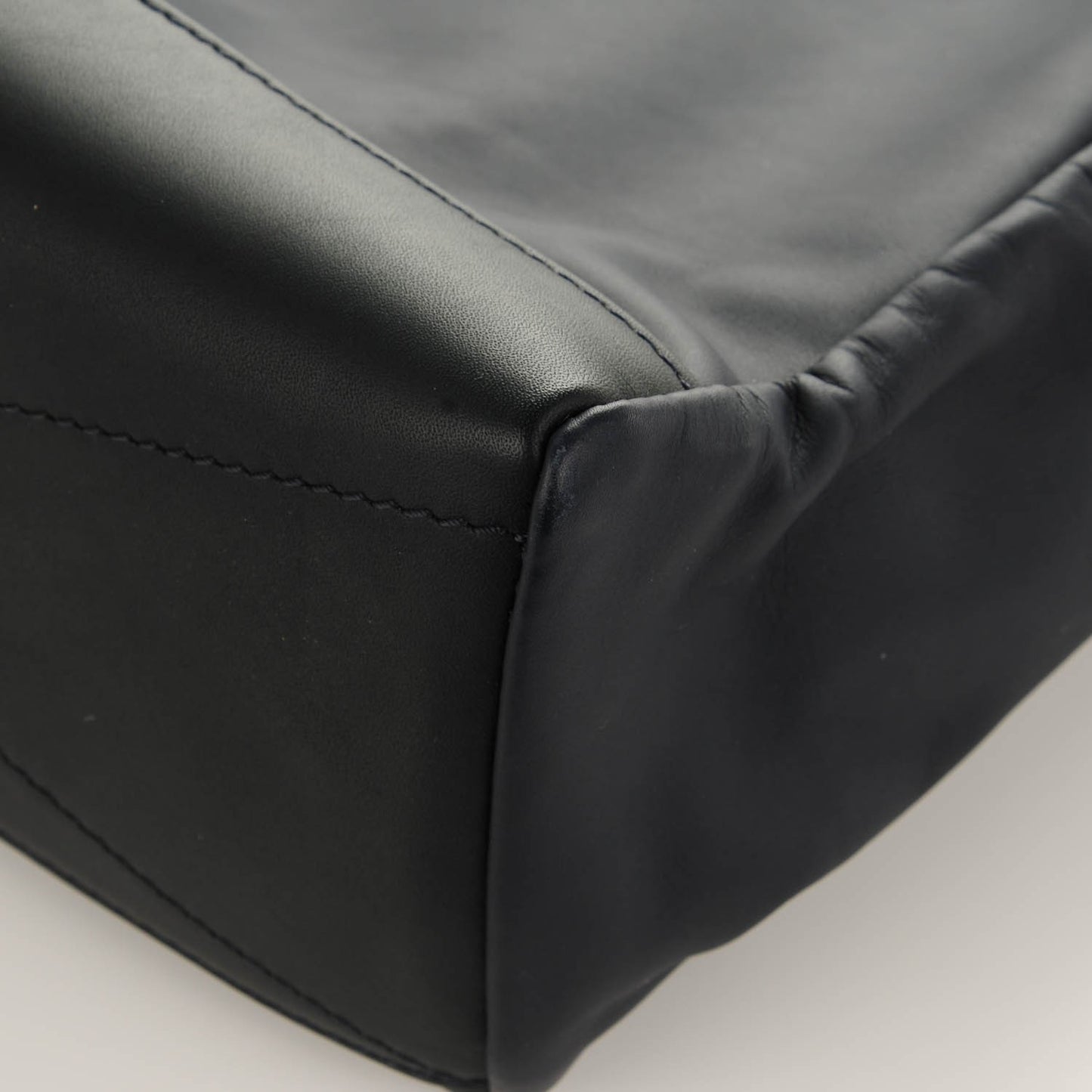 Calfskin Cross V Messenger Navy