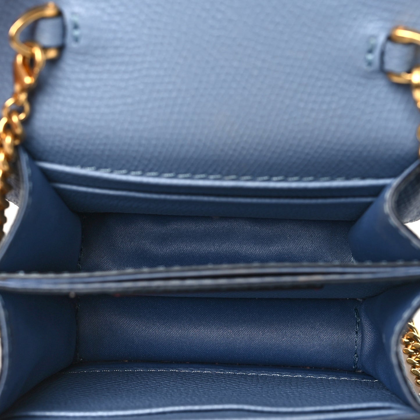 Grainy Calfskin VLogo Compact Wallet with Chain Niagara