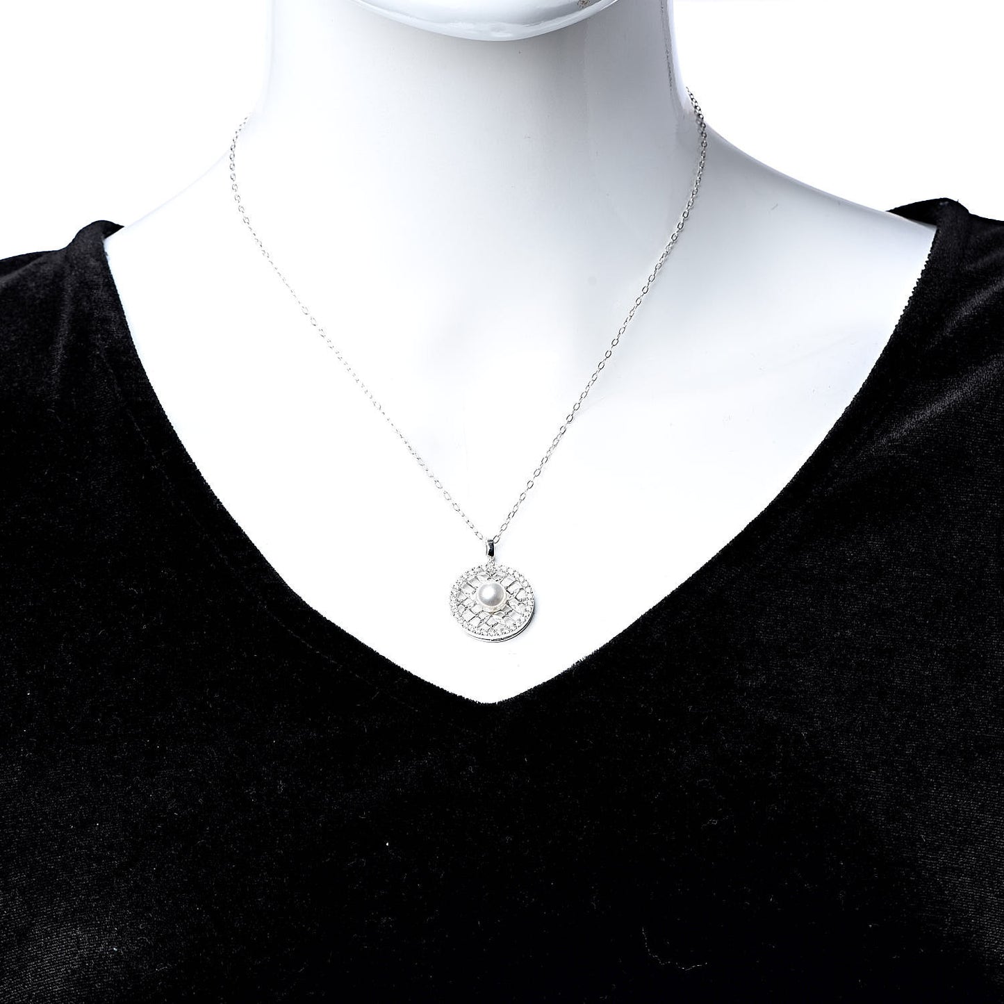 18K White Gold Diamond Akoya Pearl 7mm Circle Pendant Necklace