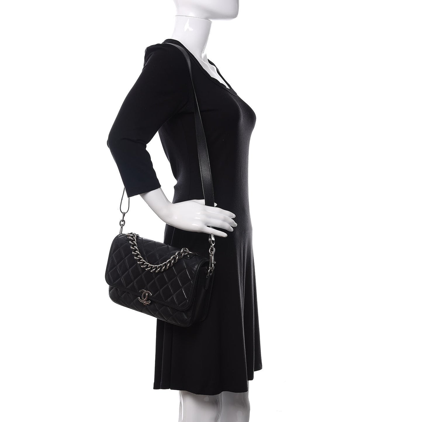 Caviar Iridescent Calfskin Quilted Medium Daily Carry Messenger Black