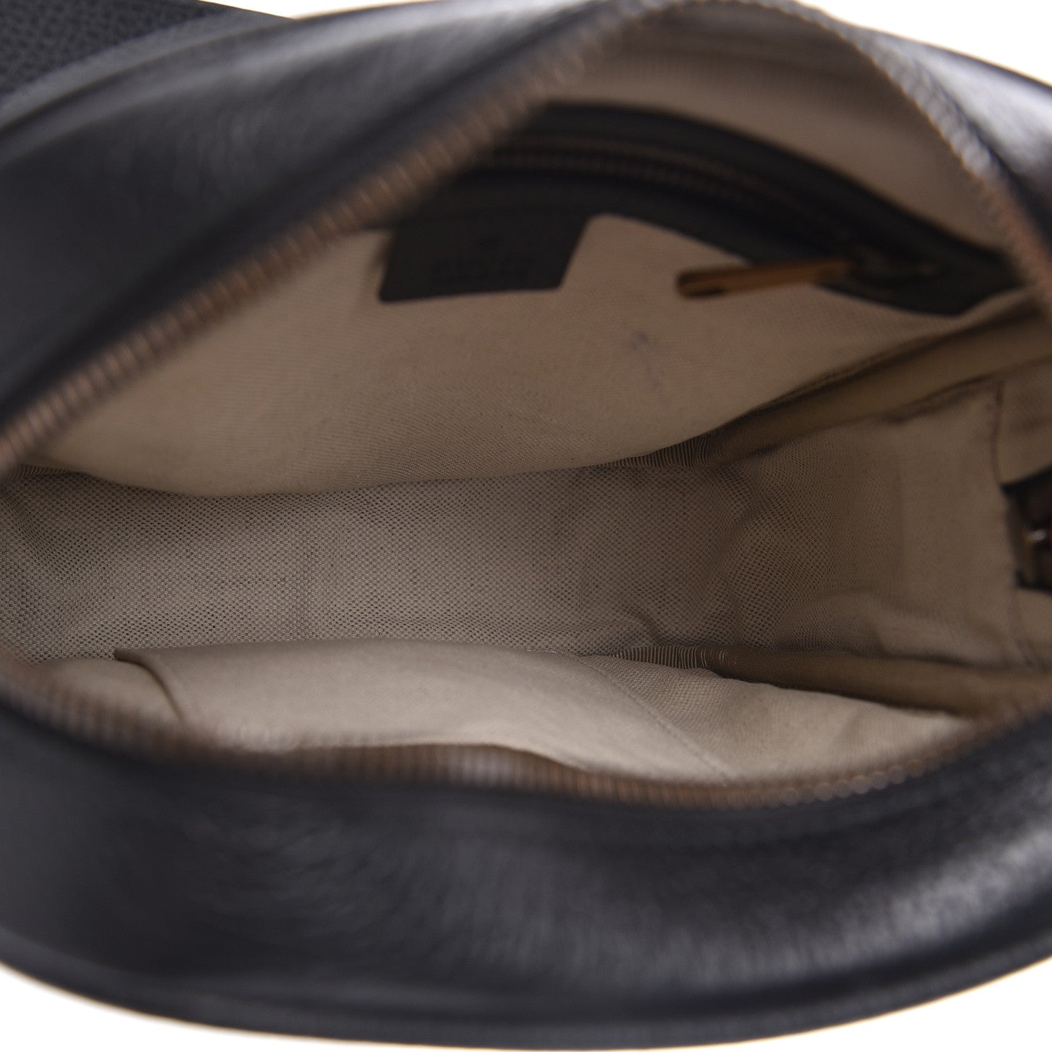 Gucci Grained Calfskin Logo Messenger Bag Black 8 of 12