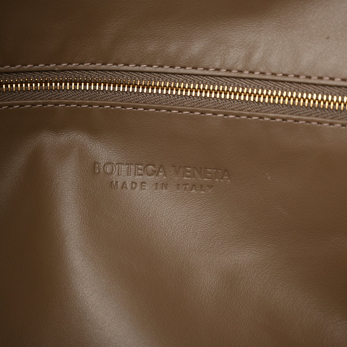Calfskin Intrecciato Large Hop Pinecone
