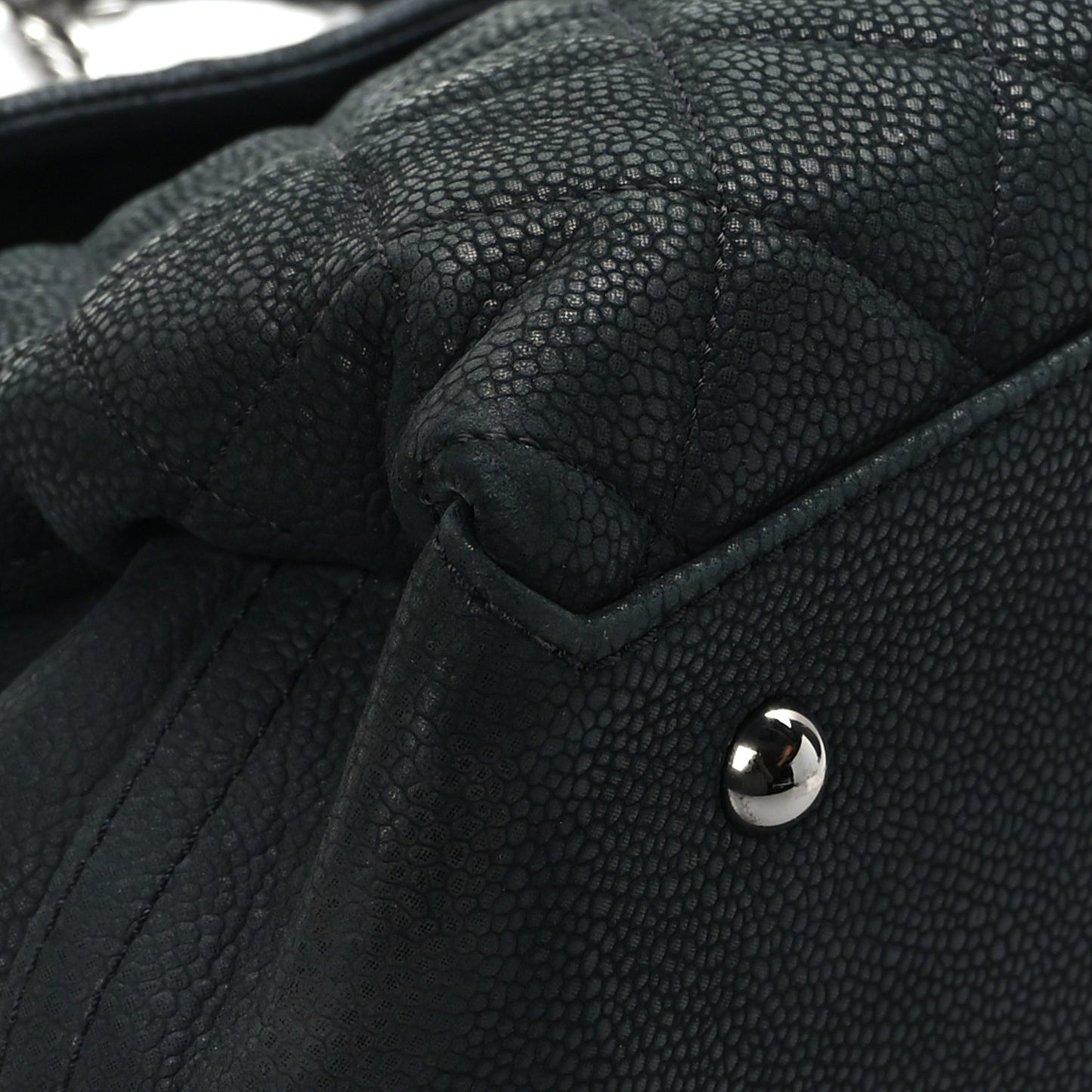 Iridescent Caviar Medium Lady Pearly Flap Black