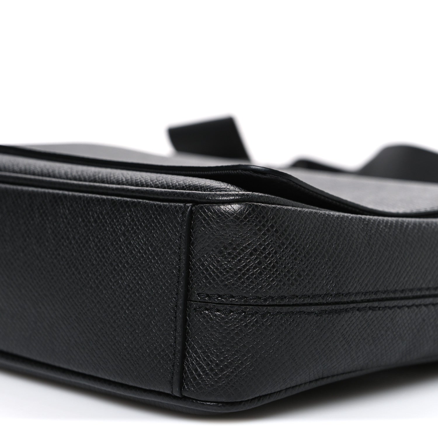Louis Vuitton Taiga District PM Black 1864348 – FASHIONPHILE