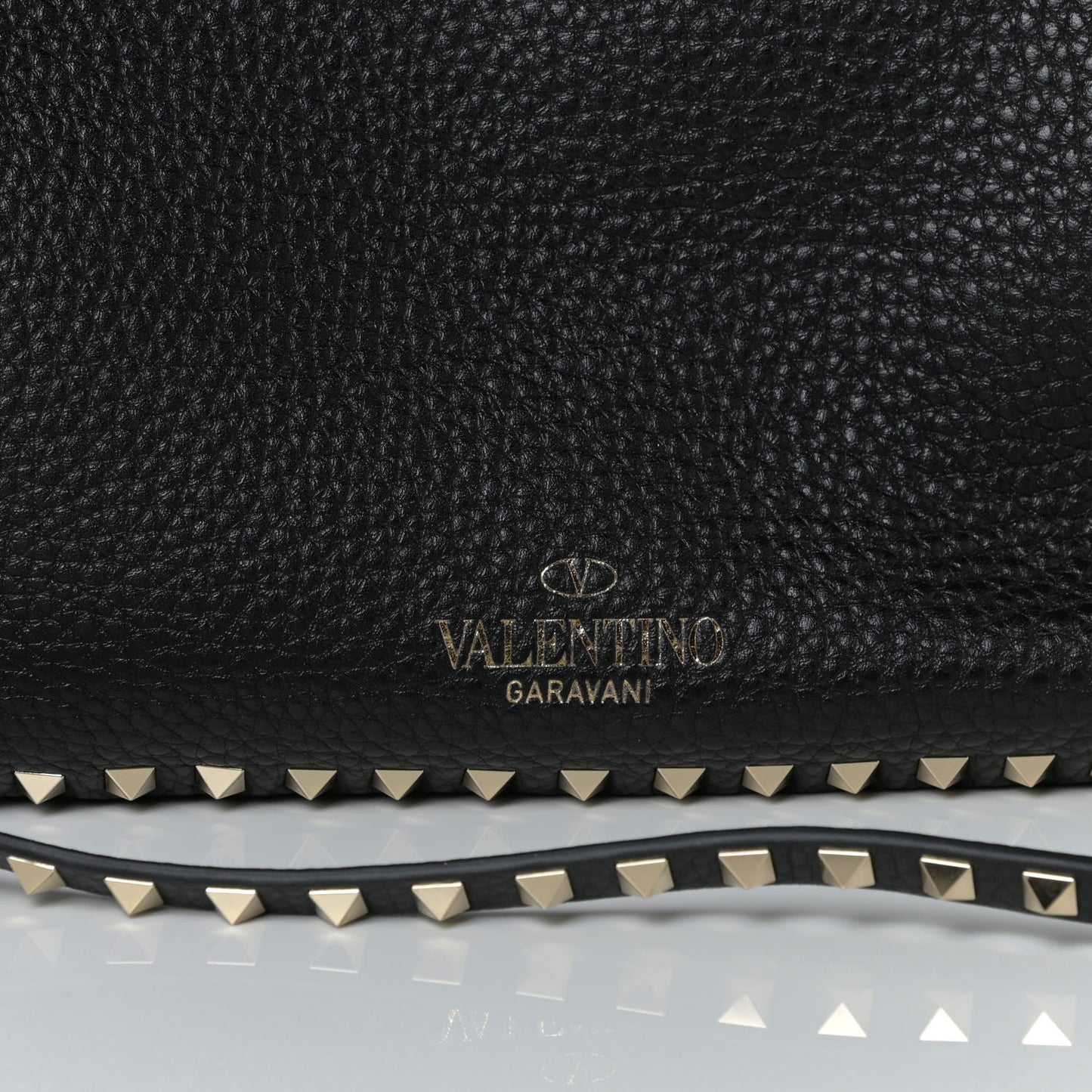 Pebbled Calfskin Medium Rockstud Tote Black