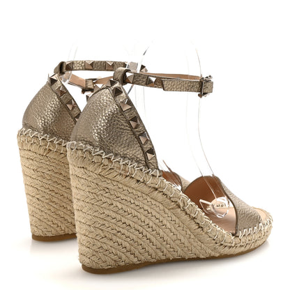 Valentino Garavani Metallic Grained Calfskin Rockstud Crisscross Ankle Strap Espadrille Wedge Sandals 39 Skin Natural 5 of 9