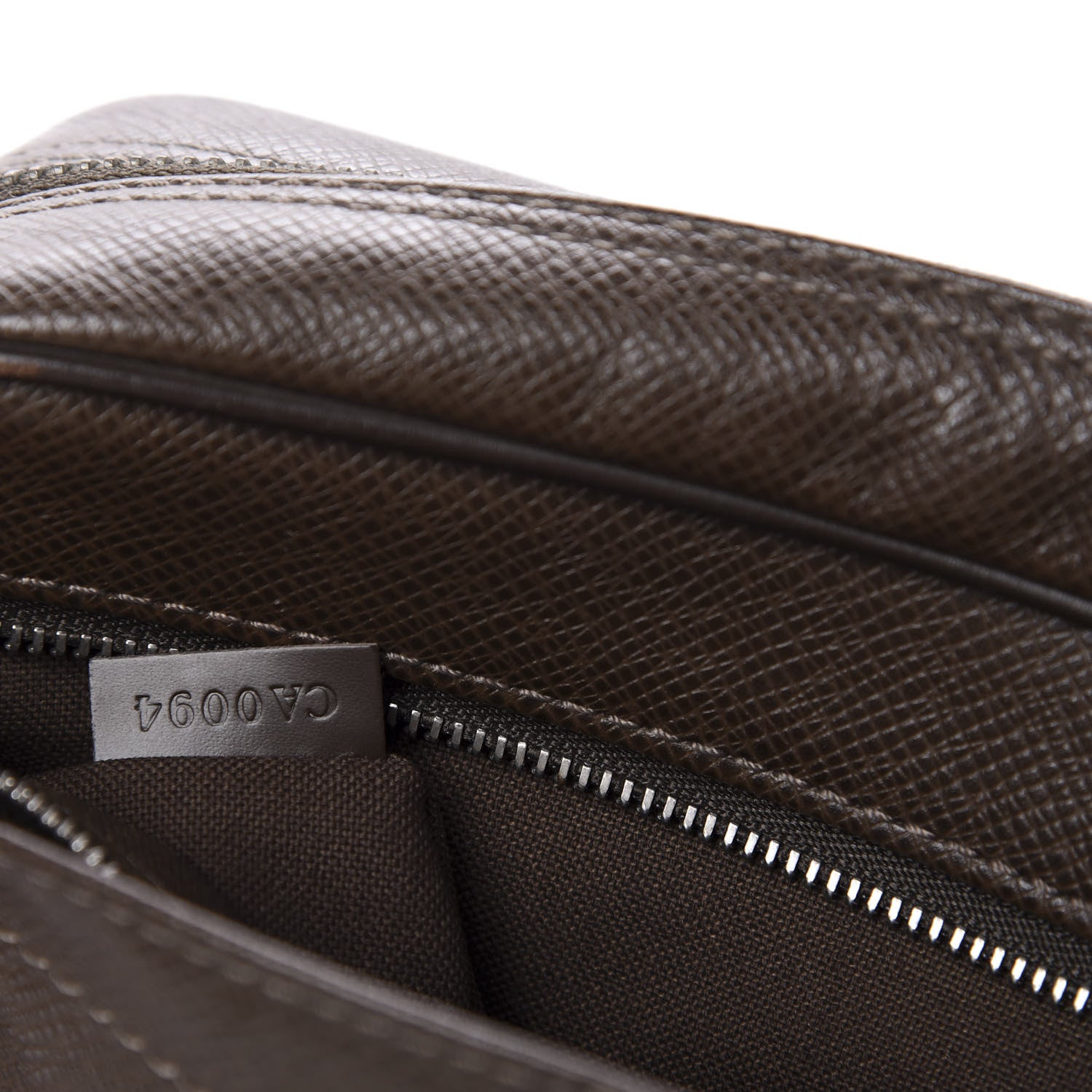 Louis Vuitton Taiga Kaluga Toiletry Pouch Grizzli 12 of 12