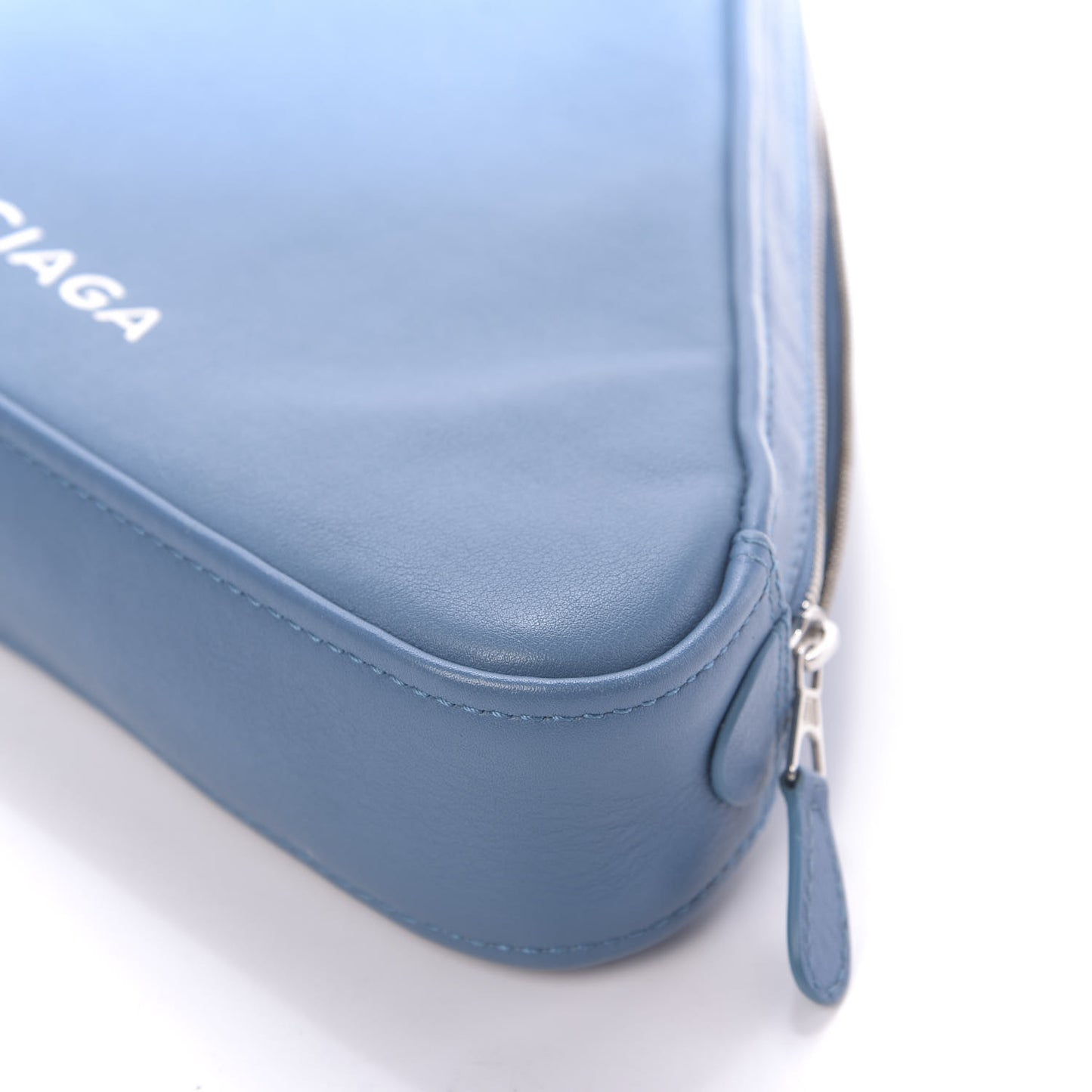 Calfskin M Triangle Pouch Bleu Persan