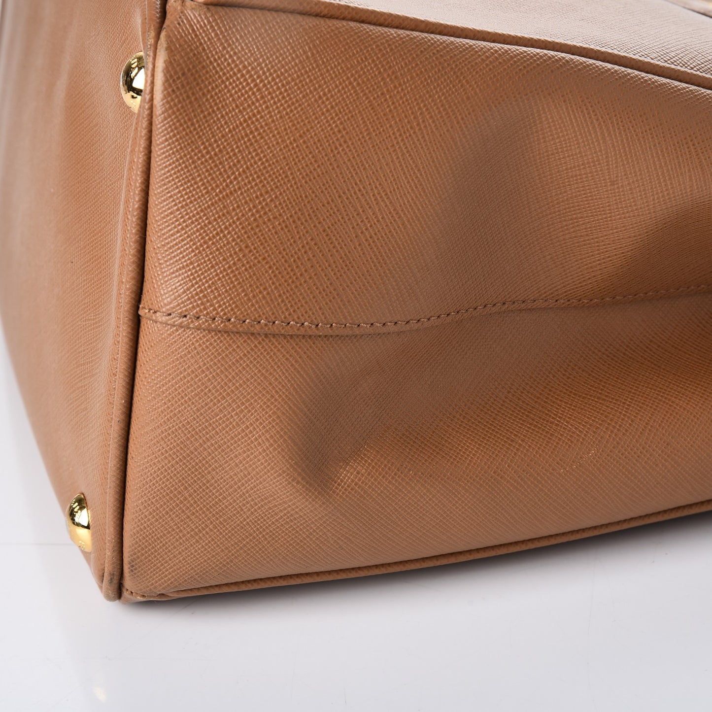 Saffiano Medium Galleria Double Zip Tote Caramel