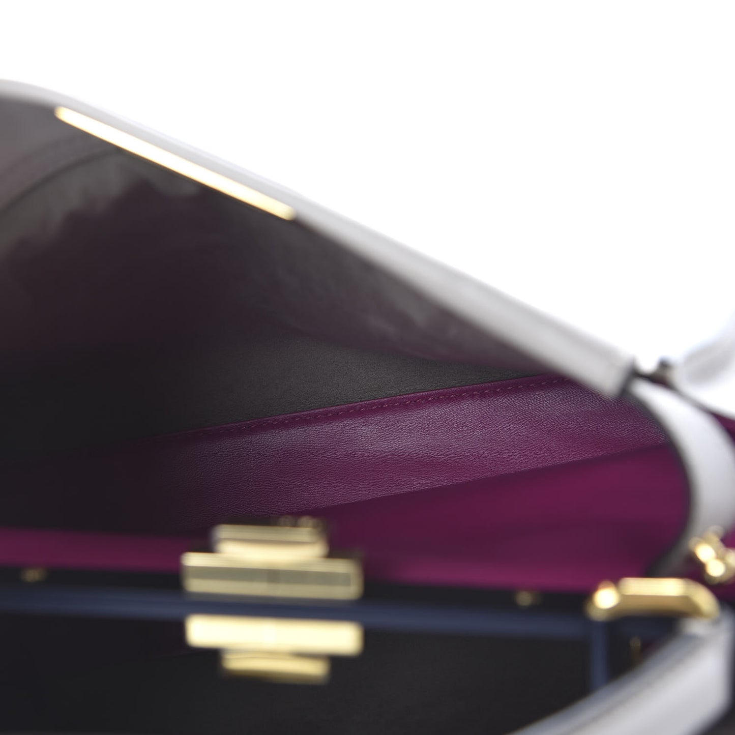 Vitello Seta Shiny Nappa Medium Peekaboo Iconic Satchel Grigio Polvere Magenta