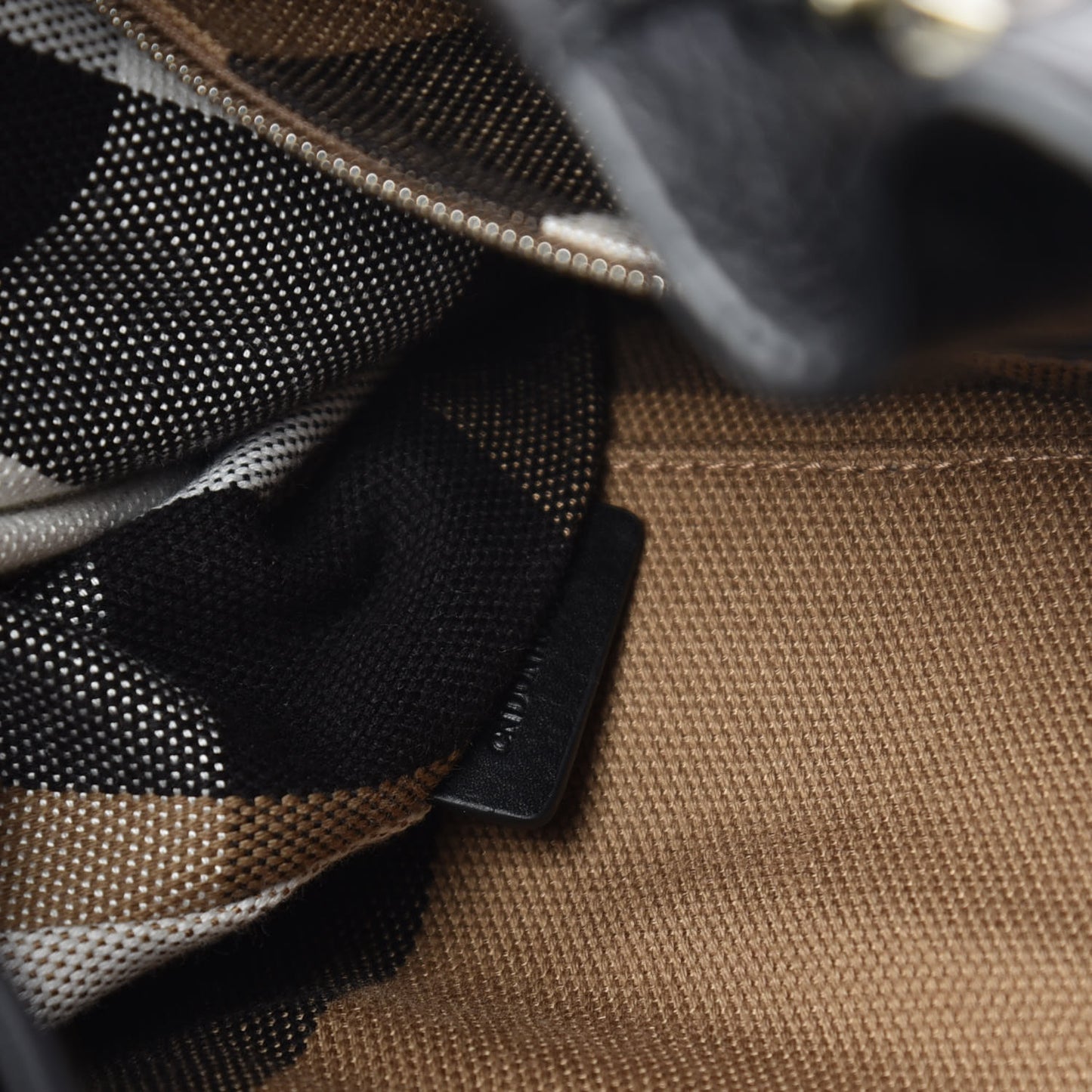 Grainy Calfskin House Check Medium Maidstone Black