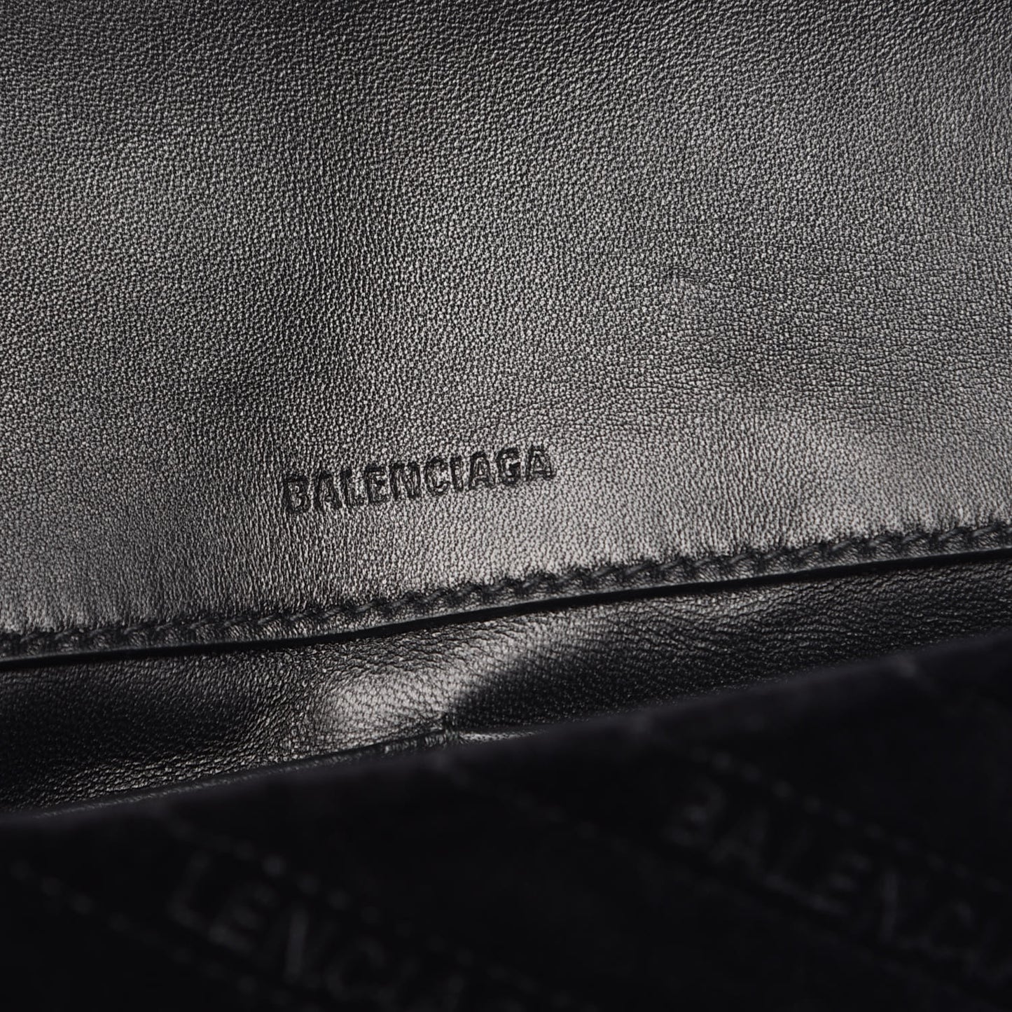 Velvet Logo Matelasse BB Chain Wallet Black