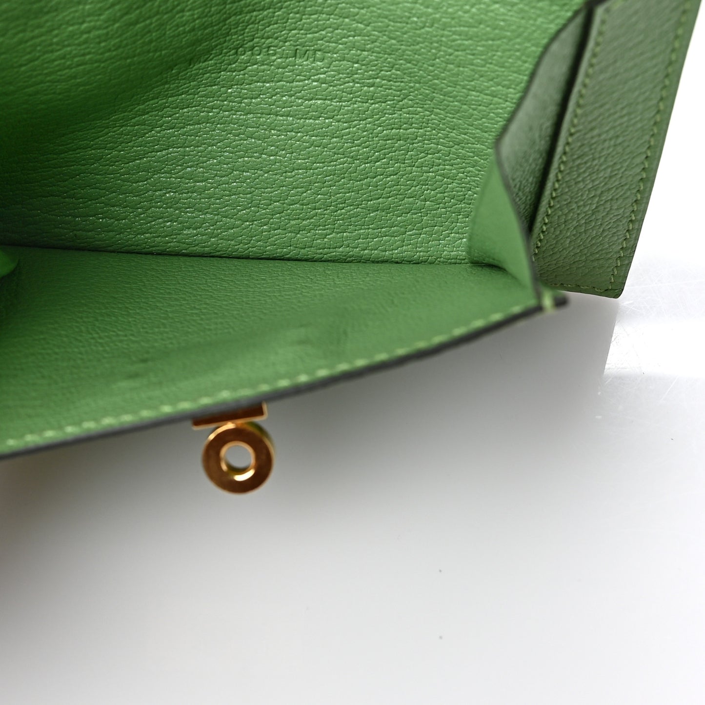 Chevre Mysore Kelly Pocket Compact Wallet Vert Criquet