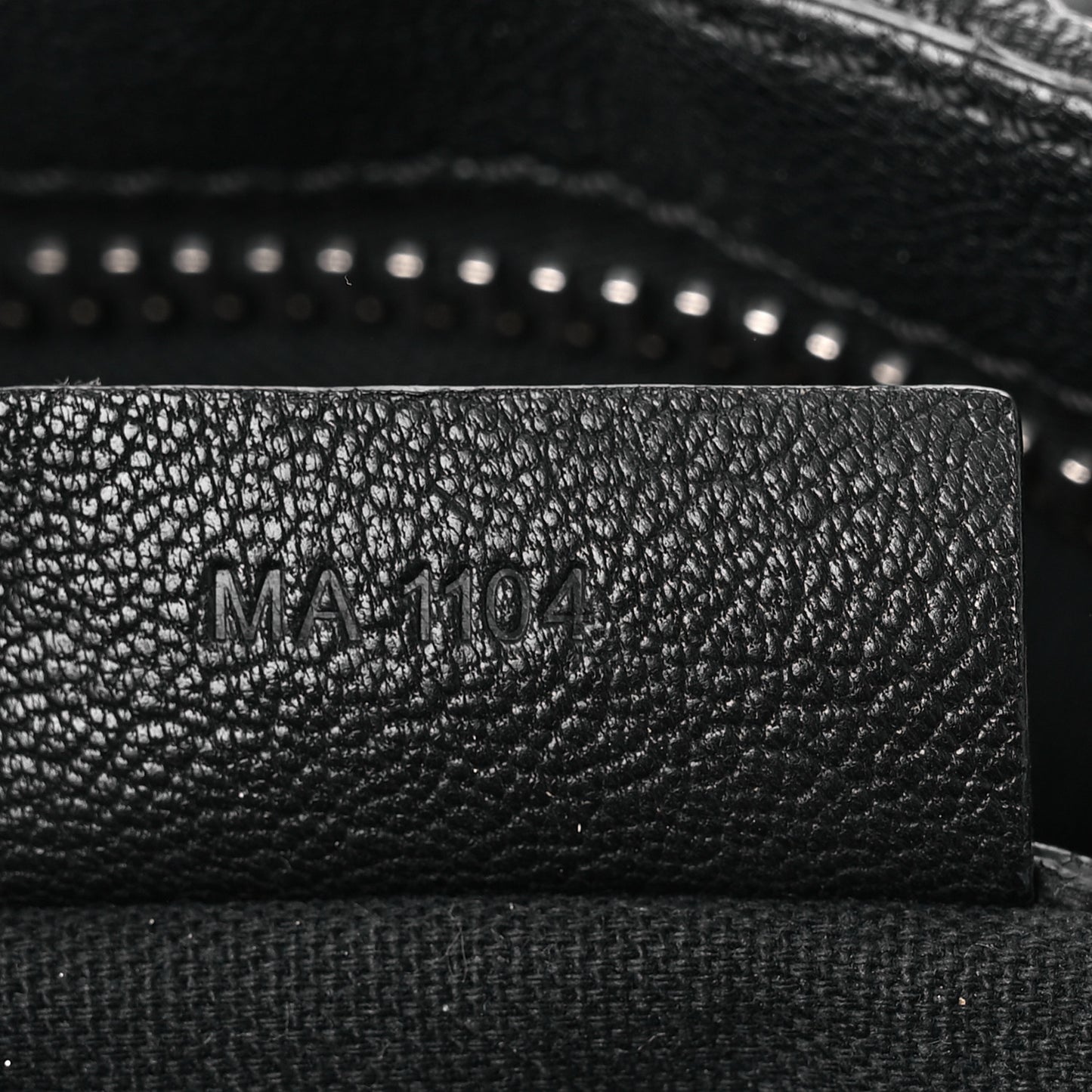 Waxy Grained Calfskin Medium Nightingale Black