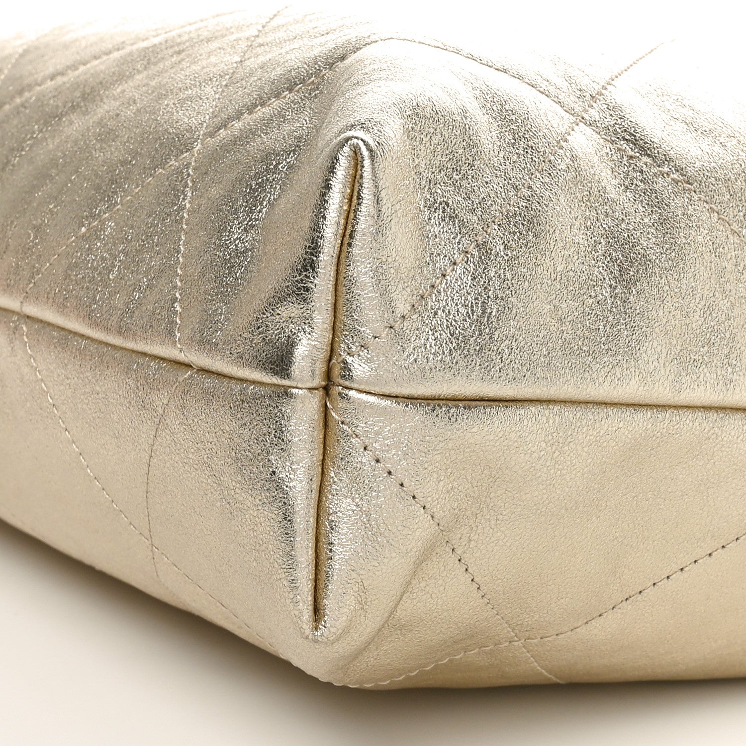 CHANEL ゴールド サテン キルティング パーティーバッグ Chanel Metallic Calfskin Quilted Chanel 22 Golden 1617265