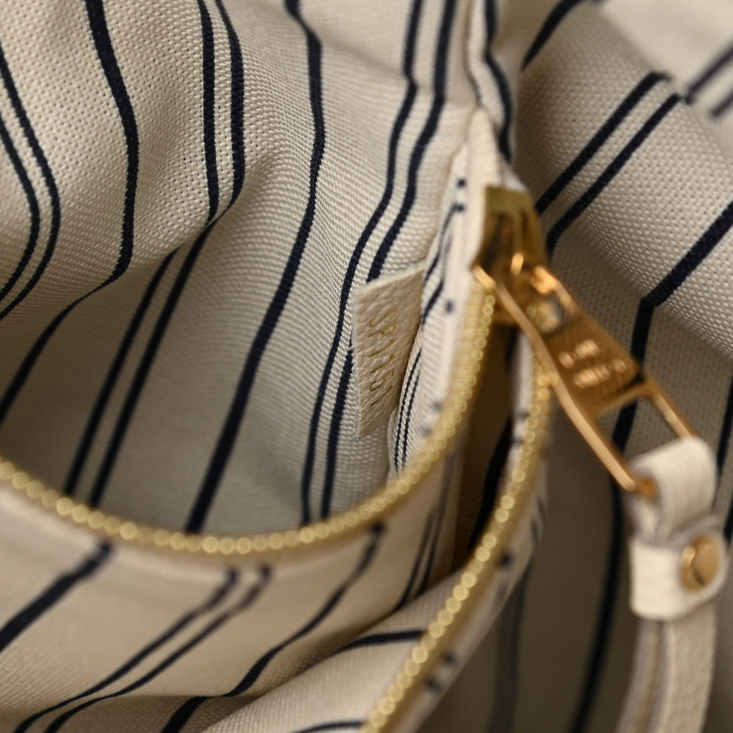 Louis Vuitton Empreinte Lumineuse PM Neige 12 of 25