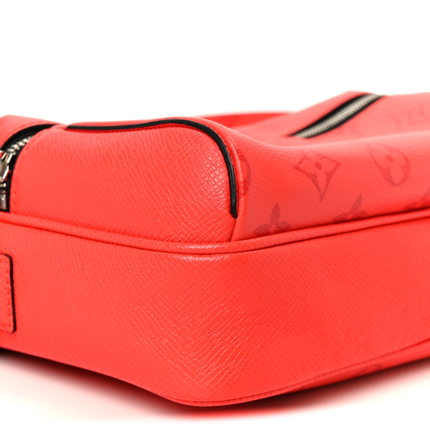 Louis Vuitton Taigarama Outdoor Messenger Red 1882448 – FASHIONPHILE