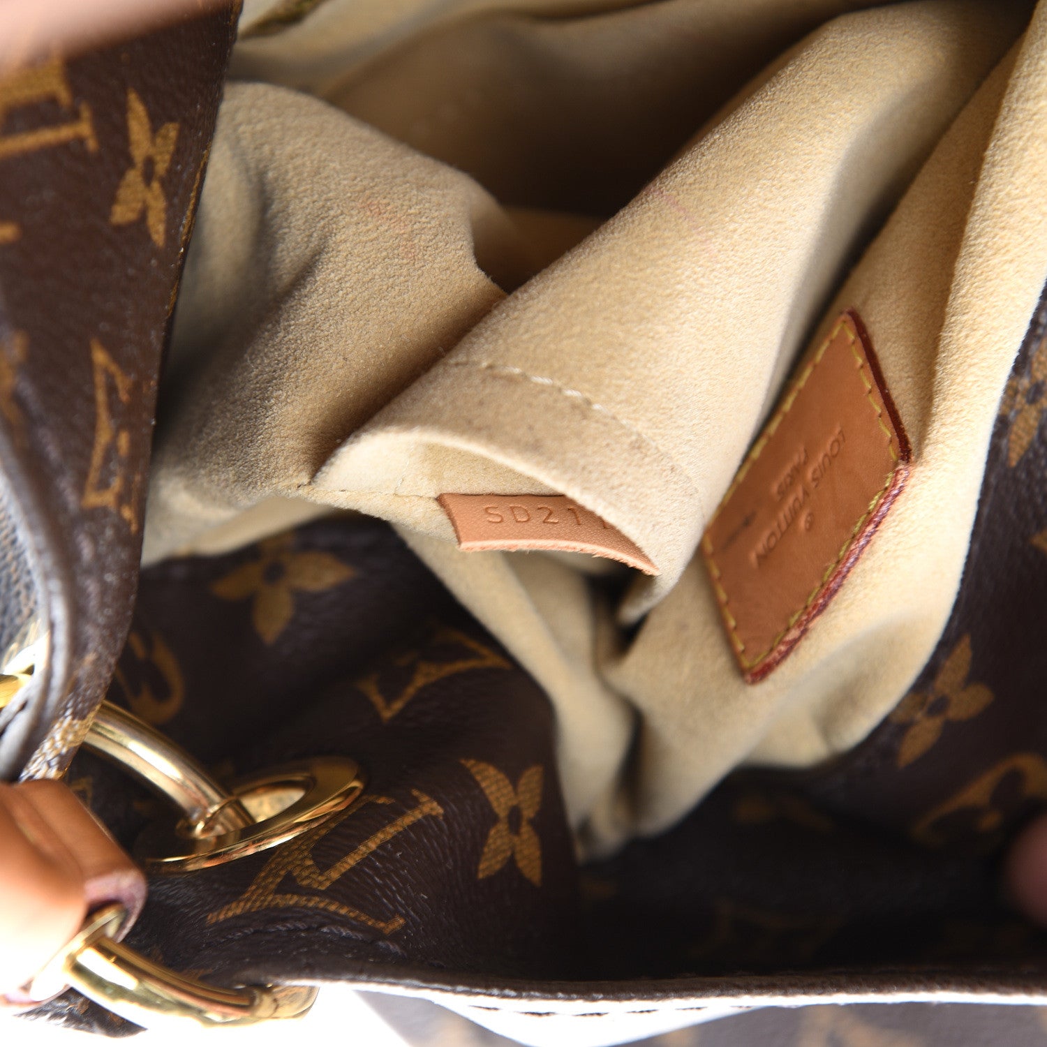 Louis Vuitton Monogram Artsy MM 7 of 19