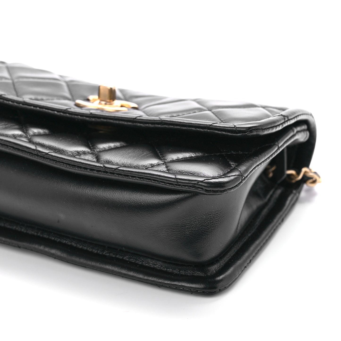 Shiny Lambskin Flap Clutch With Chain Black